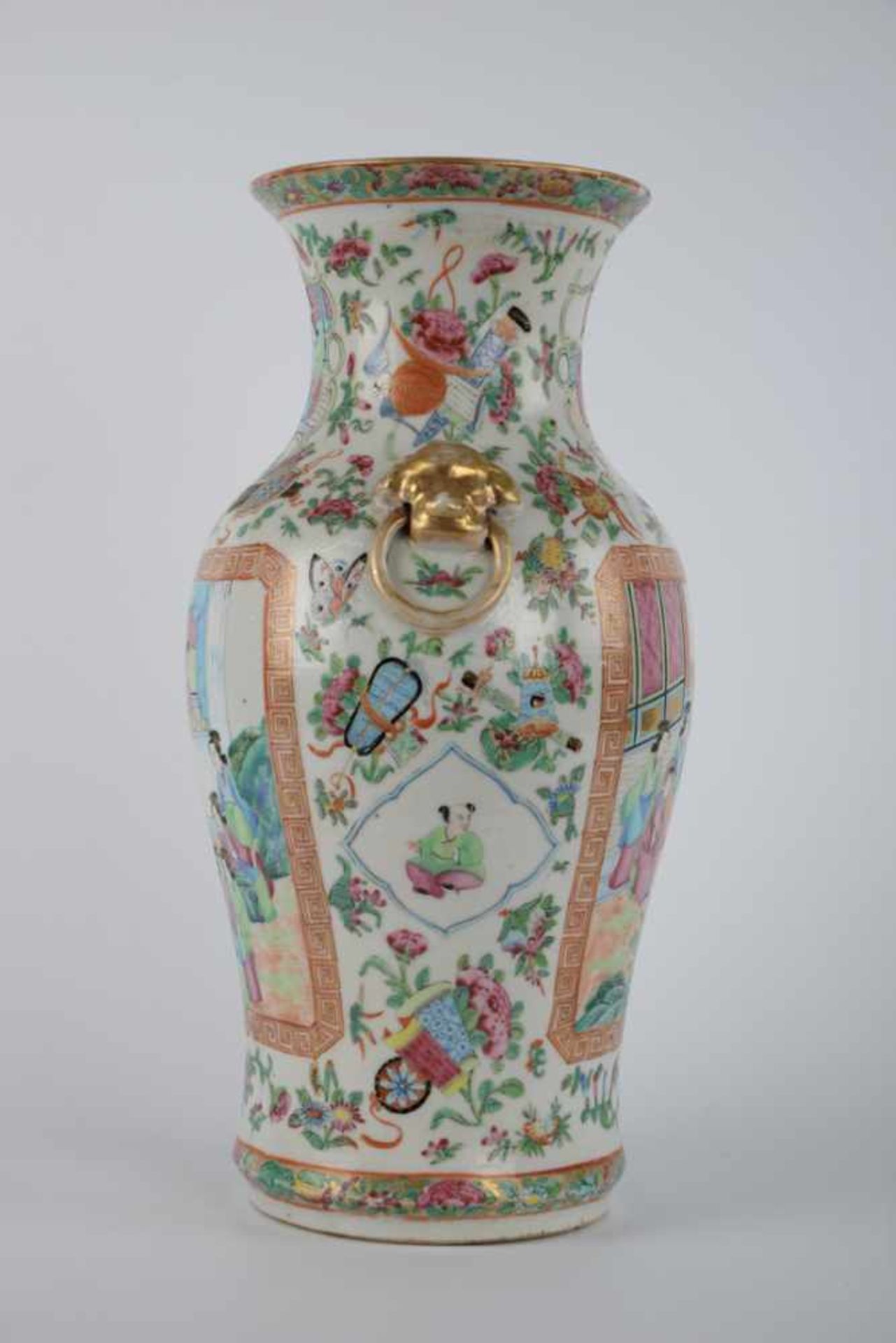 Wucai-Vase. Qing-Dynastie. Traditionelle Vase mit Palastszenen, Blumen und Insektendekor - Bild 5 aus 15