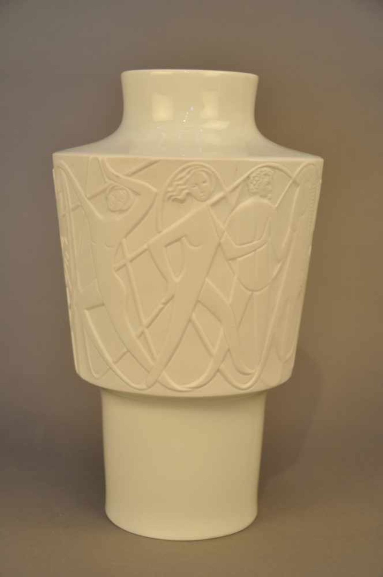 Vintage-Vase mit ägyptologischem Dekor. Weißes Porzellan und Biskuitporzellan, 1970er Jahre,