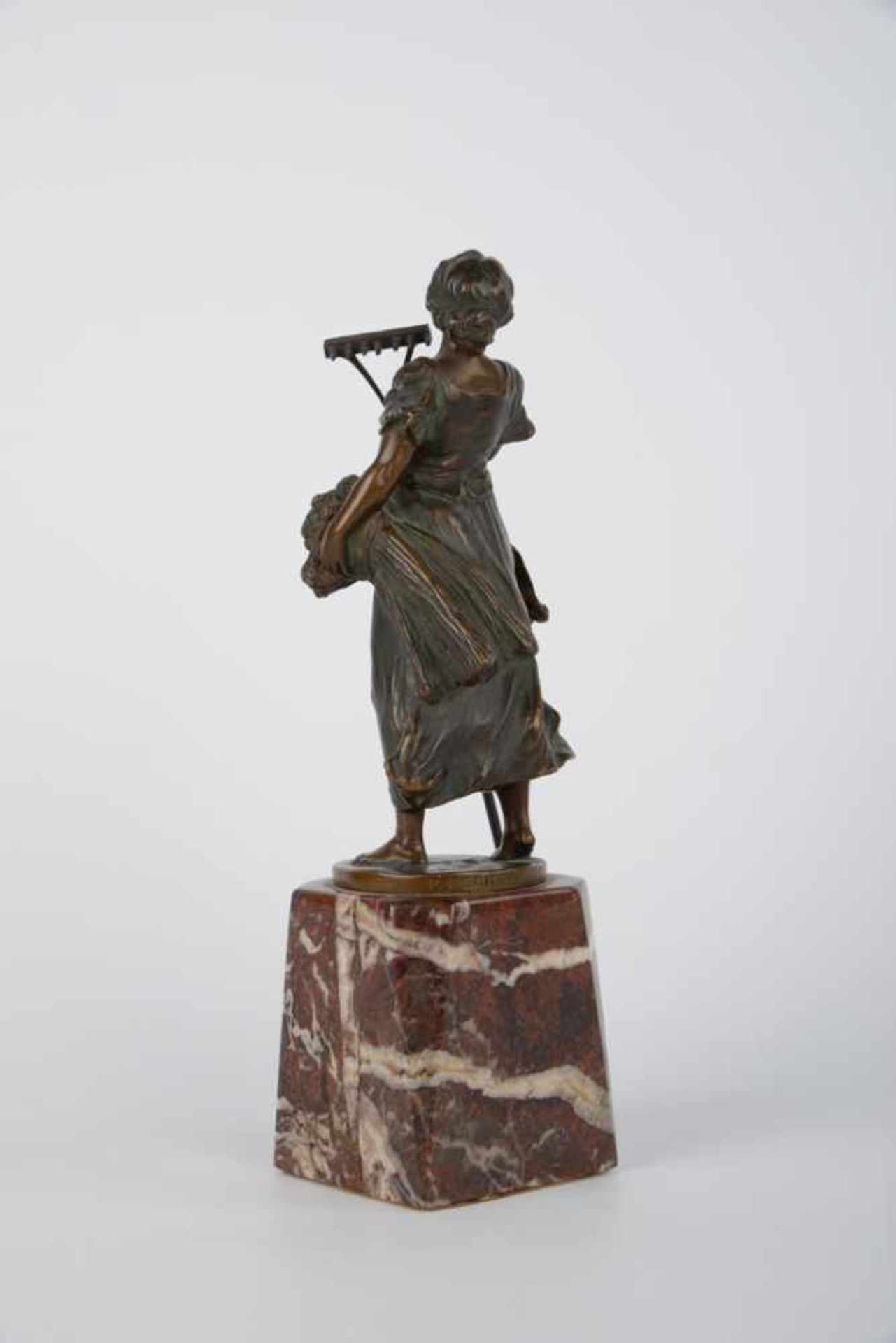 Junge Frau mit Erntegut. Allegorische Kleinbronze. Paolo Ferrari (19./20. Jahrhundert). Vollguss auf - Bild 6 aus 7