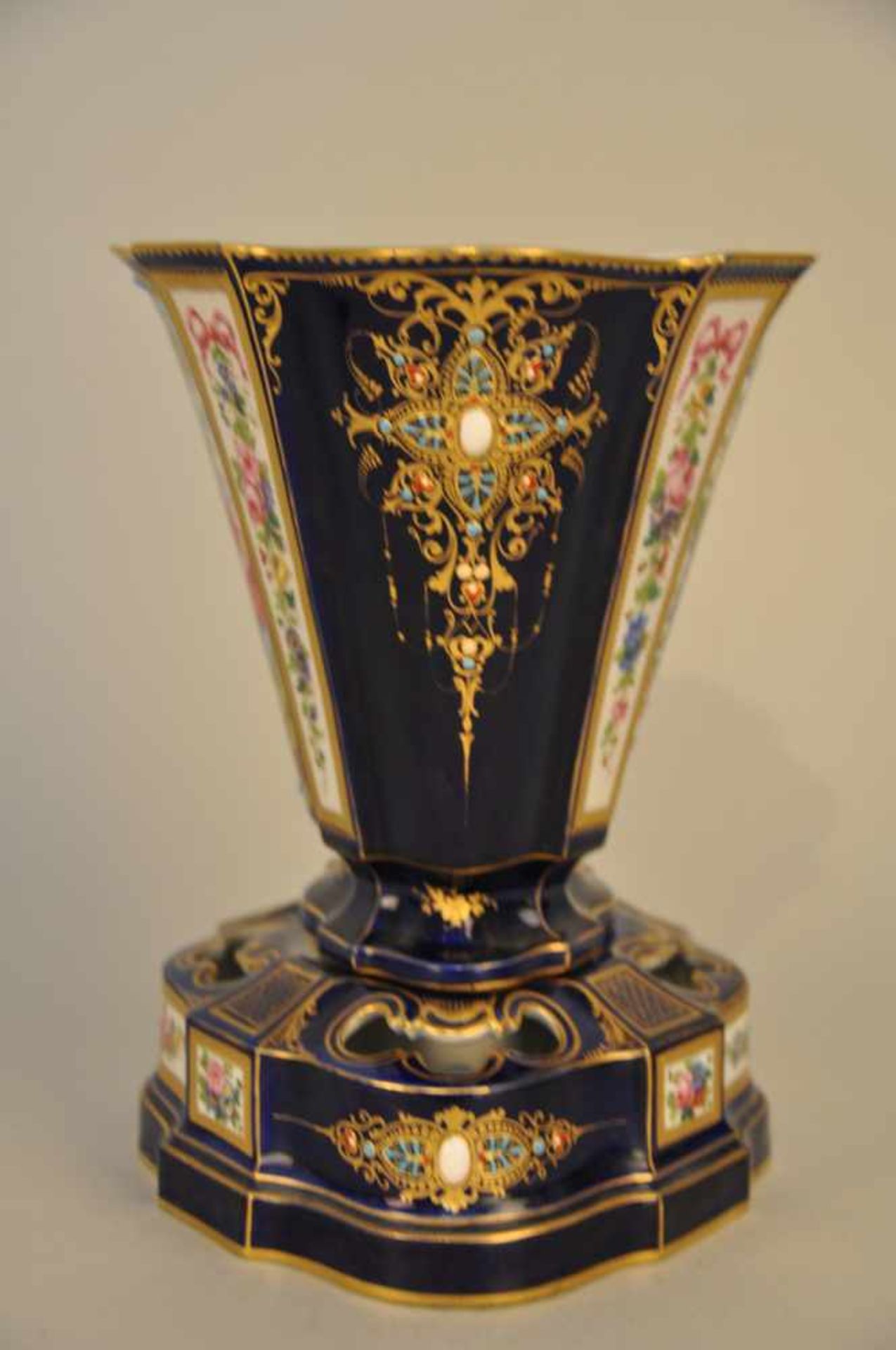 Ovale Blumenvase. Kobaltblau und Watteaumalerei. Sevres anmutende Marke mit Jahresbuchstabe C ( - Image 9 of 9