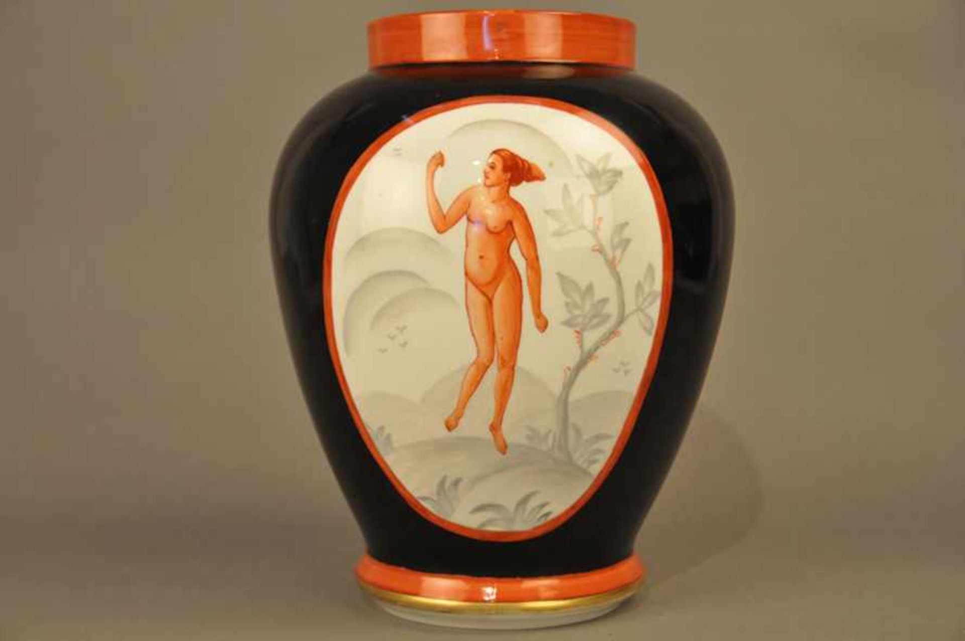 Bauchige Vase, Jugendstil / Art Deco. Schwarzer Fond, 2 Kartuschen mit weiblichen Akten in Rot, - Bild 6 aus 7