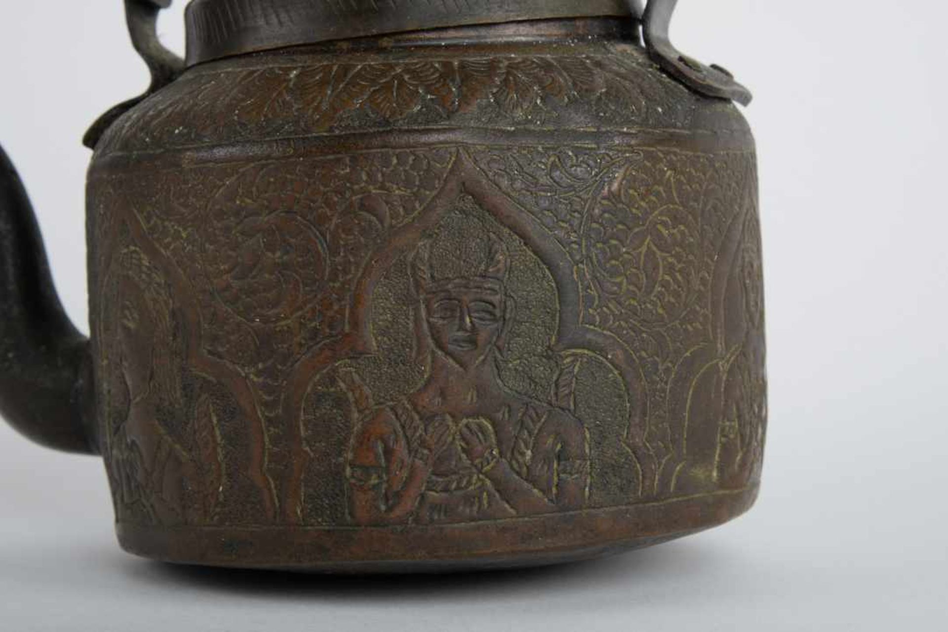 Teekessel. Asien / Indien. Bronze, umlaufend mit traditionellem Asia-Dekor graviert. Maße ca. 19 x - Image 8 of 21