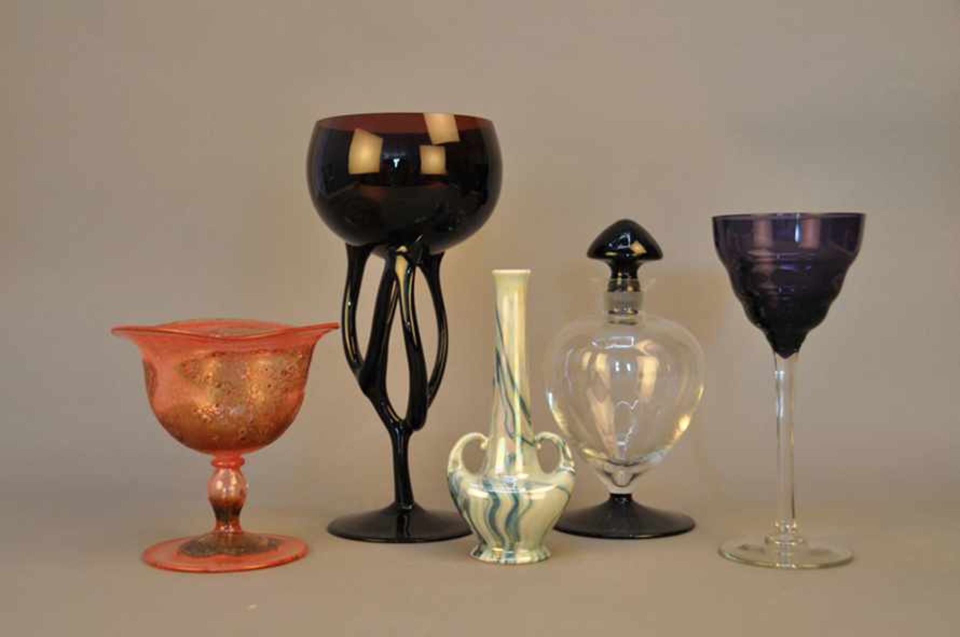 5 Studiogläser, Konvolut. Farbige Glasobjekte, wohl 1980er Jahre. Höhe von 13 cm bis 25 cm.