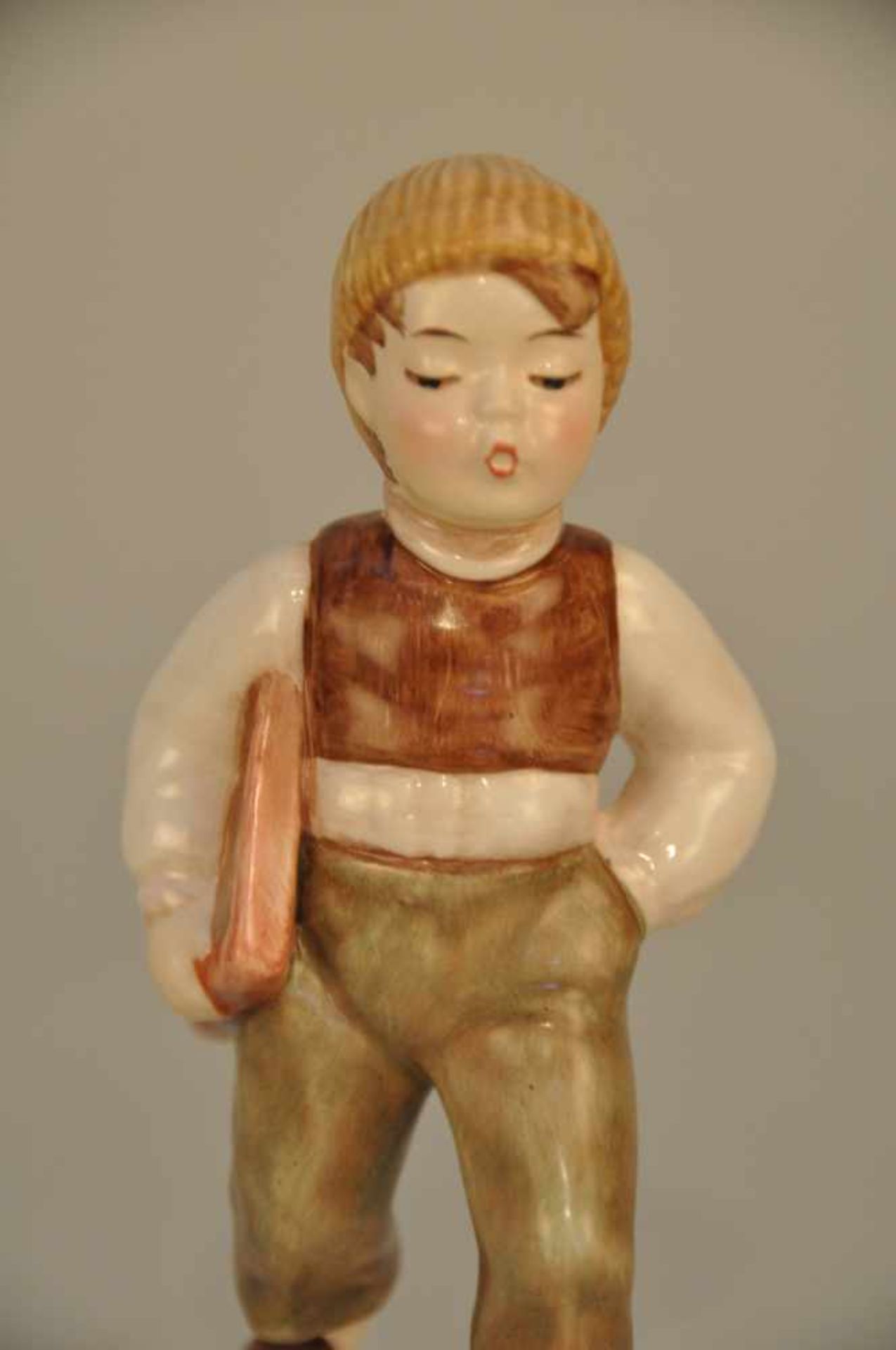 Junger Schulgänger. Porzellanfigur. Goebel 1984. Höhe ca. 14 cm, Stand 8 x 5,5 cm. - Bild 6 aus 7