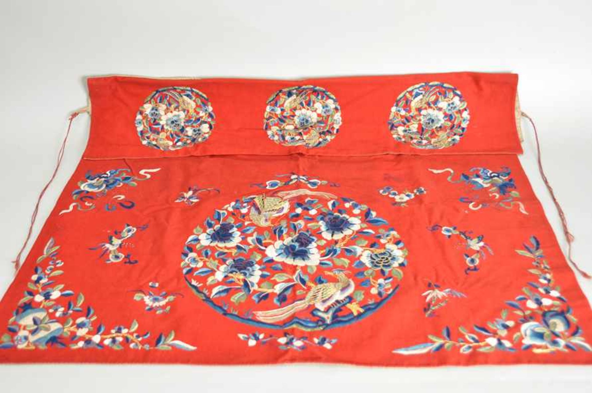 Asiatischer Wandbehang. Zentraler Blütenkreis mit Paradiesvögeln, Winkel mit floraler Stickerei. 20.