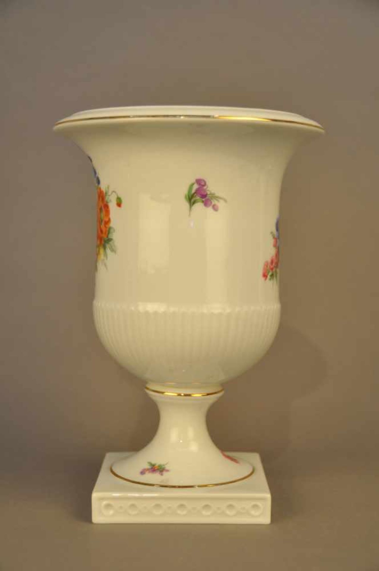 Kratervase / Amphorenvase. Fürstenberg. Blumendekor mit zartem Goldband. Höhe ca. 21,5 cm, Stand 9 x - Bild 4 aus 7