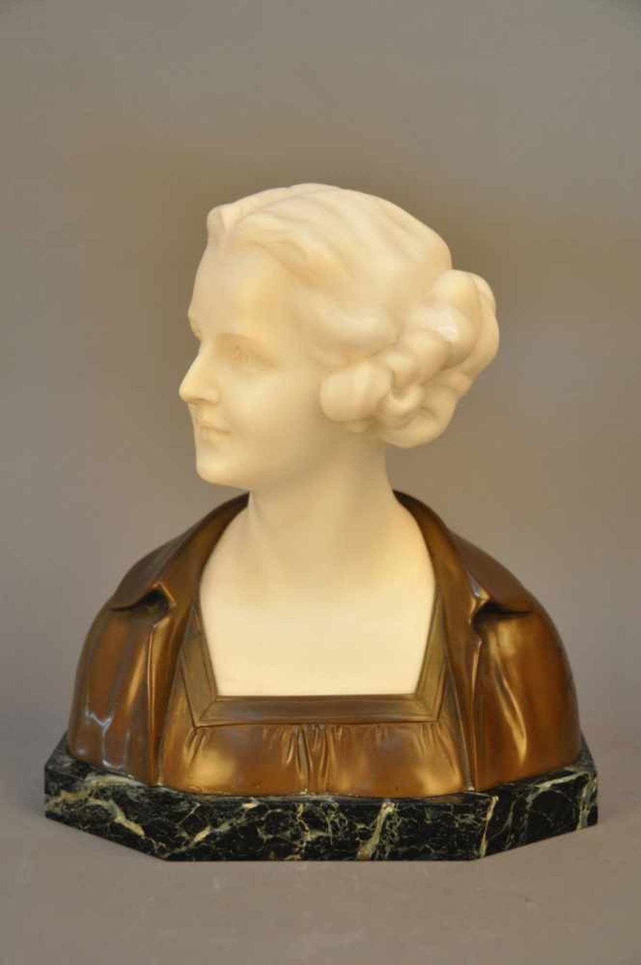 Junge Frau mit Blick nach links. Signierte Skulptur. Hermann Hugo Otto Pörtzel (1876 - 1963,