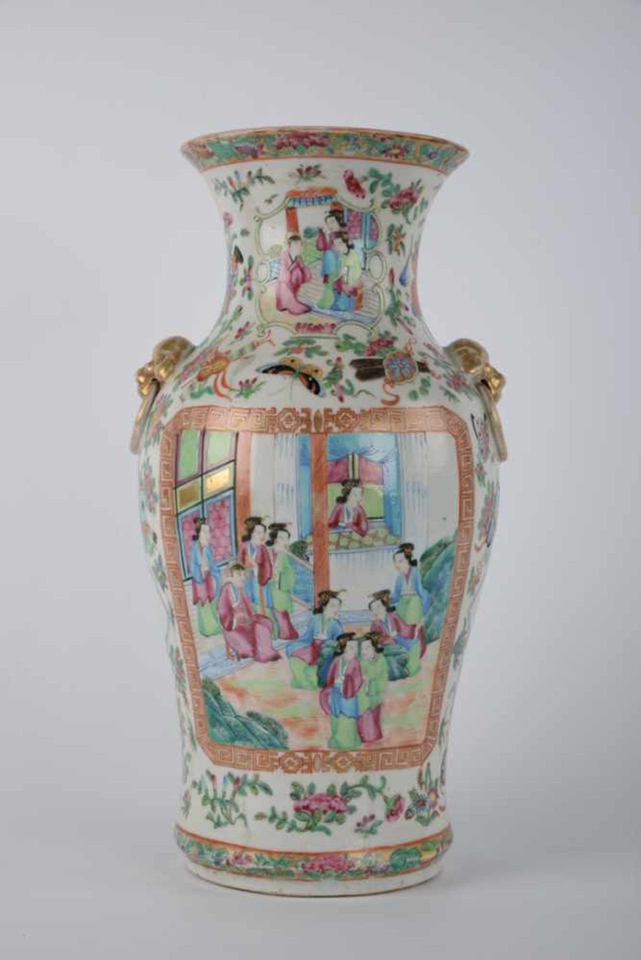 Wucai-Vase. Qing-Dynastie. Traditionelle Vase mit Palastszenen, Blumen und Insektendekor - Bild 7 aus 15