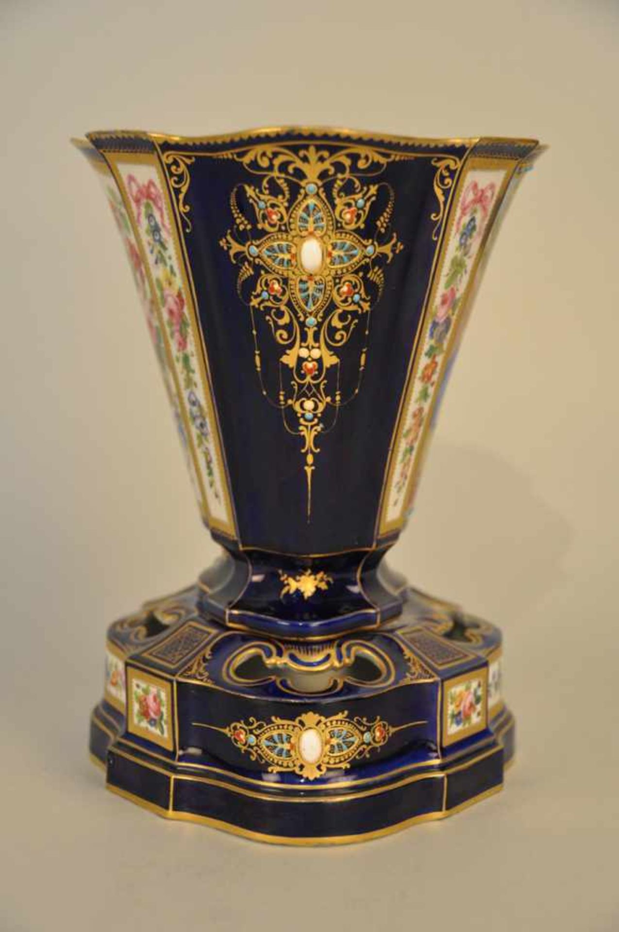 Ovale Blumenvase. Kobaltblau und Watteaumalerei. Sevres anmutende Marke mit Jahresbuchstabe C ( - Bild 3 aus 9