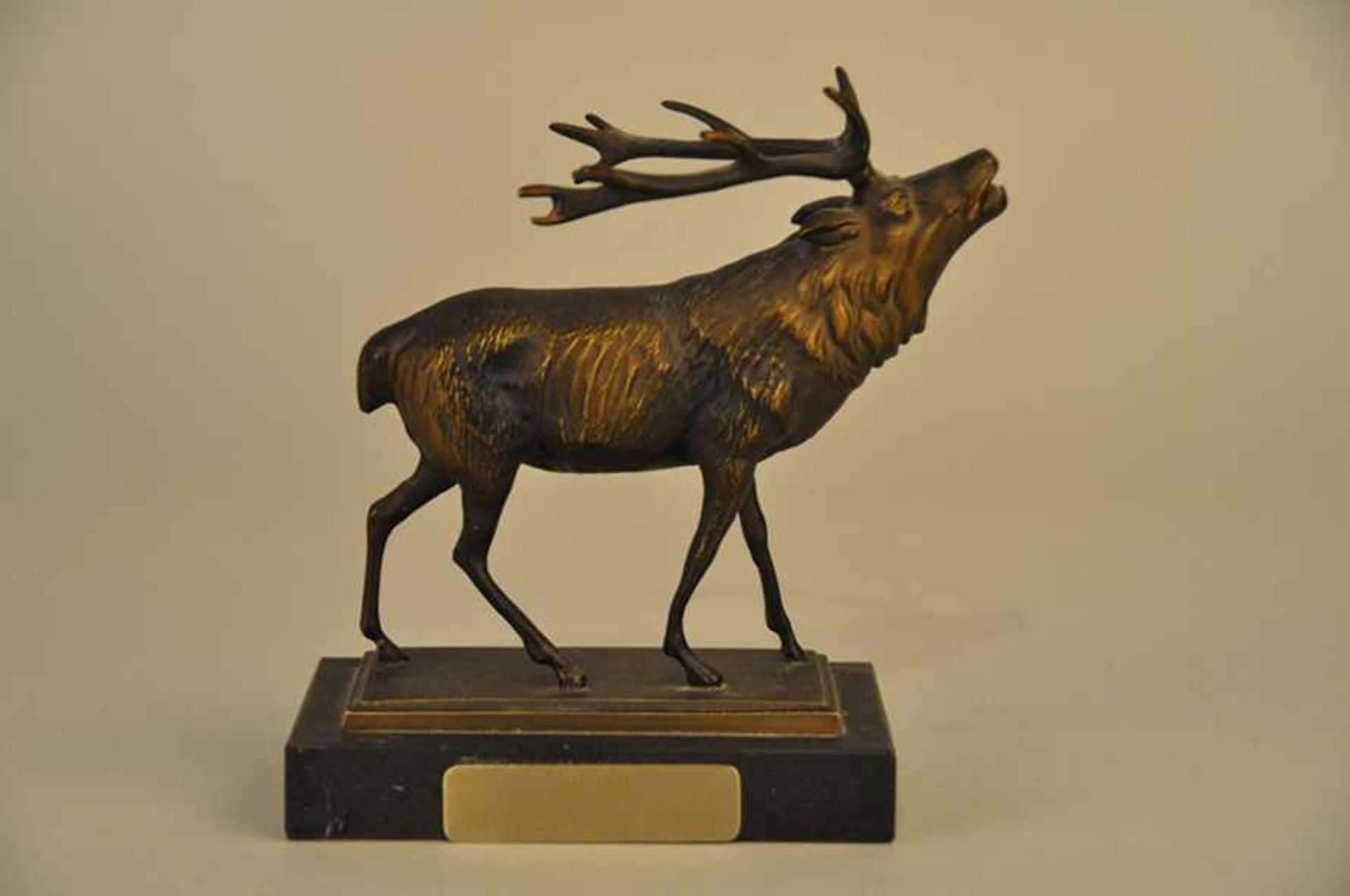 Röhrender Hirsch. Bronzefigur. Dunkel patiniert, 1950er Jahre, Widmungsplakette. Höhe ca. 16,5 cm,