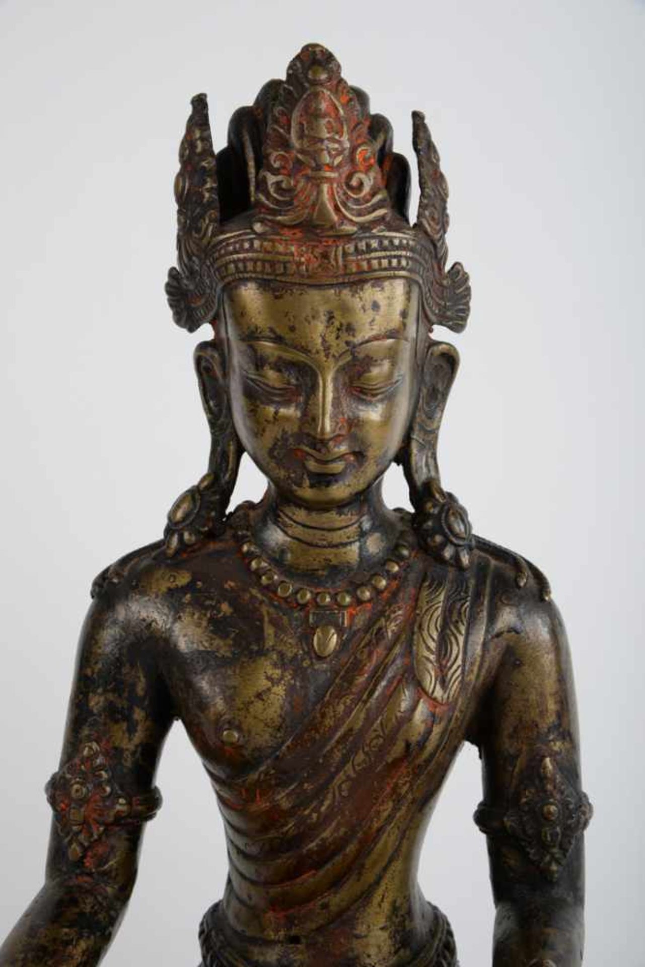 Bodhisattva mit Mudra der Erdberührung 20. Jahrhundert, Bronze, teilweise geschwärzt und Reste von - Bild 13 aus 19