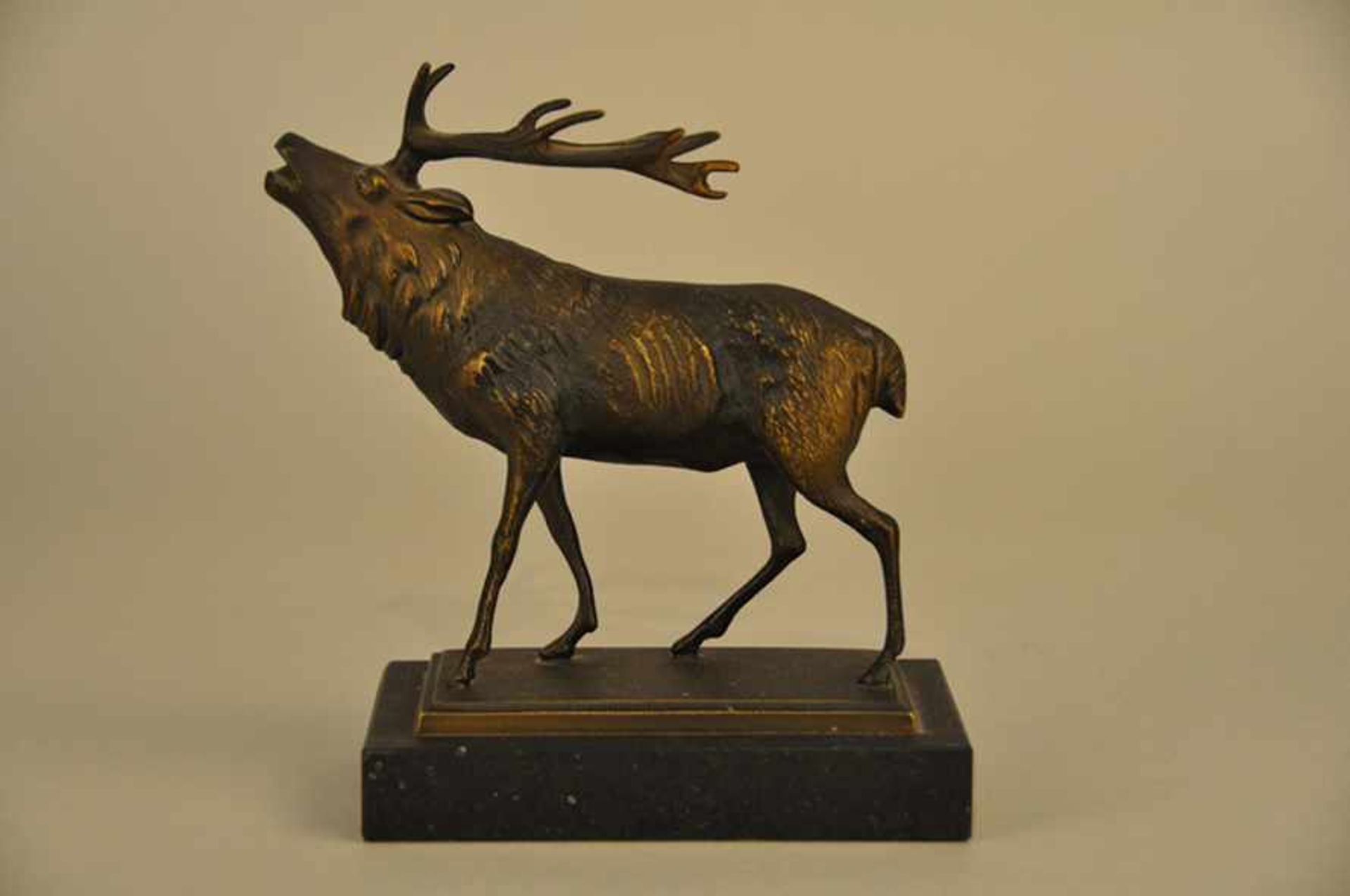 Röhrender Hirsch. Bronzefigur. Dunkel patiniert, 1950er Jahre, Widmungsplakette. Höhe ca. 16,5 cm, - Image 2 of 7