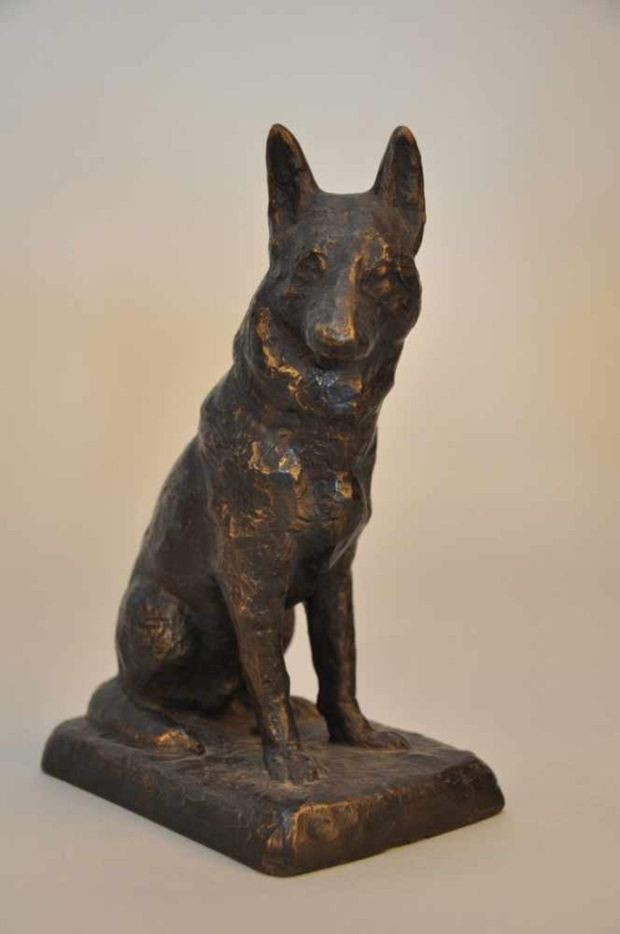 Deutscher Schäferhund. Bronzefigur. Auf der Plinthe per Monogramm W.V. signiert, verschlagen datiert - Image 5 of 5