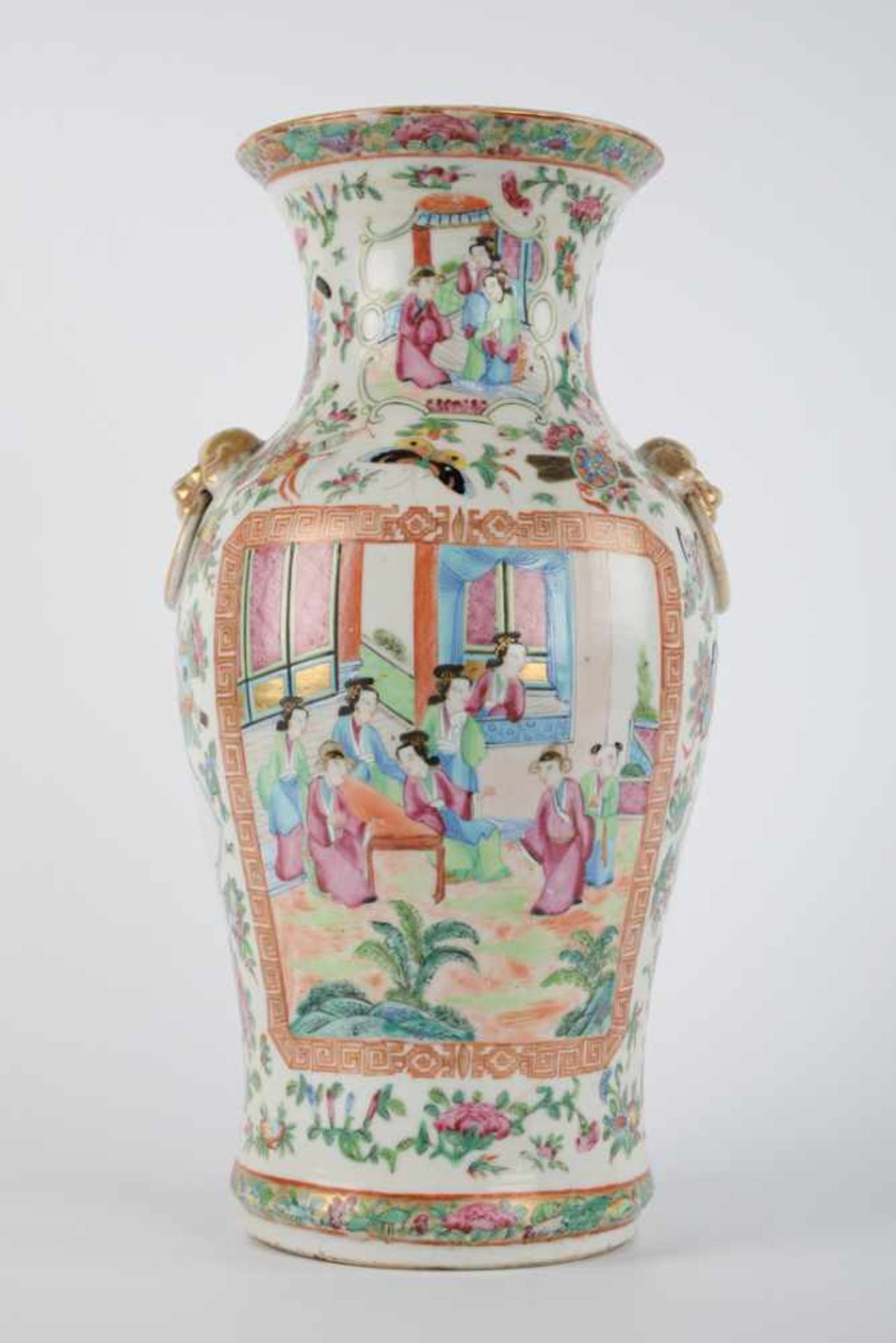 Wucai-Vase. Qing-Dynastie. Traditionelle Vase mit Palastszenen, Blumen und Insektendekor