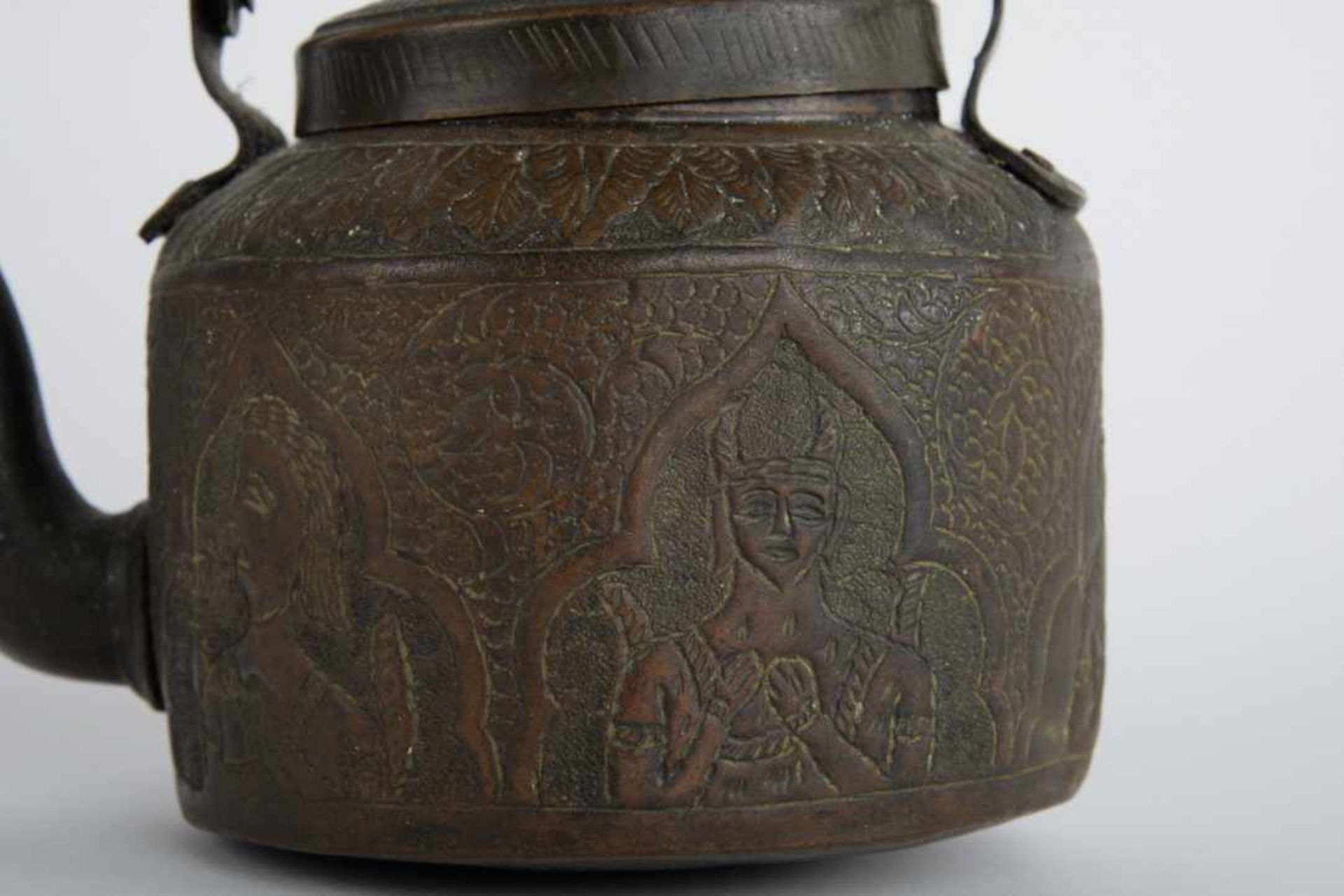 Teekessel. Asien / Indien. Bronze, umlaufend mit traditionellem Asia-Dekor graviert. Maße ca. 19 x - Image 7 of 21