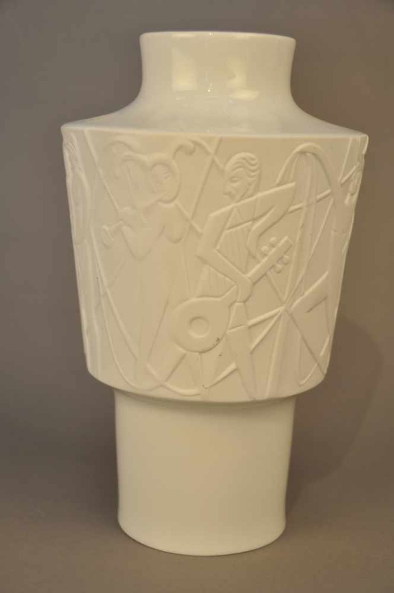 Vintage-Vase mit ägyptologischem Dekor. Weißes Porzellan und Biskuitporzellan, 1970er Jahre, - Bild 3 aus 7