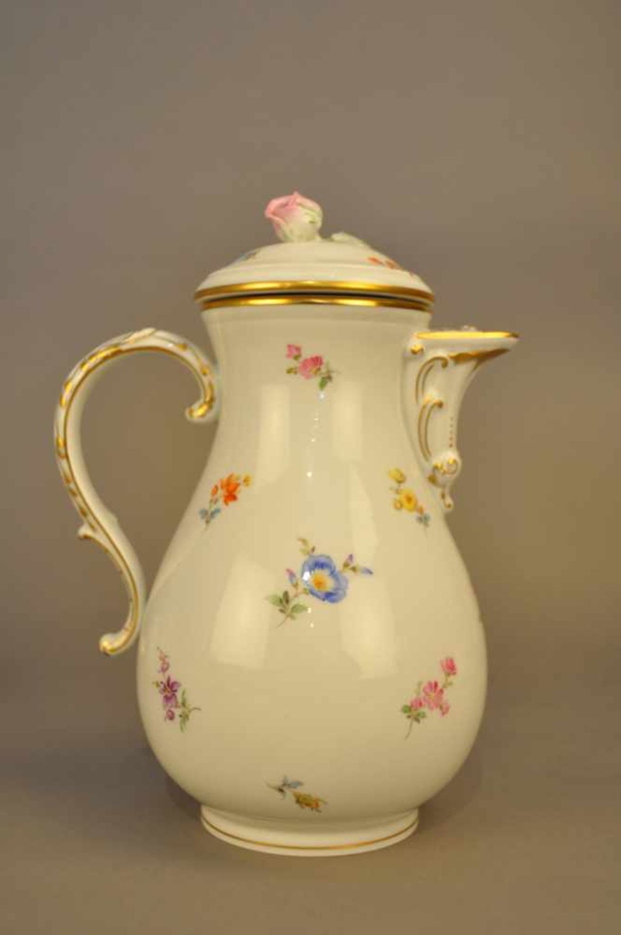 Kaffeekanne für 6 Personen. Meissen. Dekor Streublümchen. Schwertermarke, 1. Wahl. Höhe ca. 24 cm,