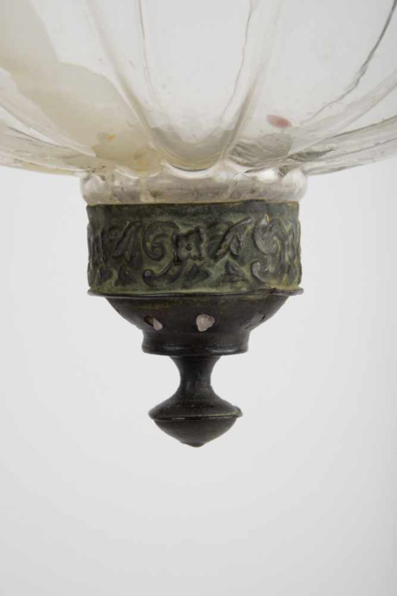 Paarige Ampellampen, asiatische Montierung. Gerippter Korpus, einmal klares Glas und einmal grünes - Image 11 of 15