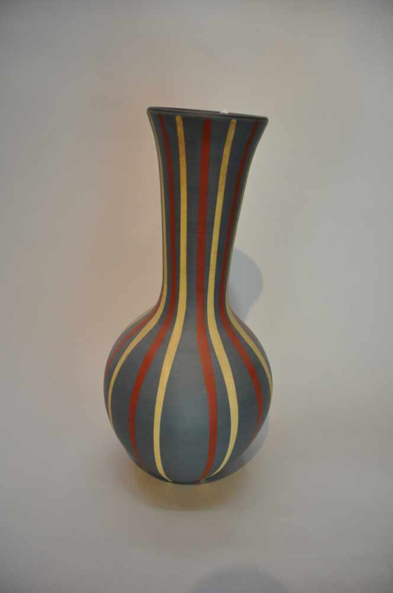 Vase mit vertikalem Dekor in Rot und Gelb. Rudi Stahl (1918 - 1987, Deutschland); in diesem Lot eine