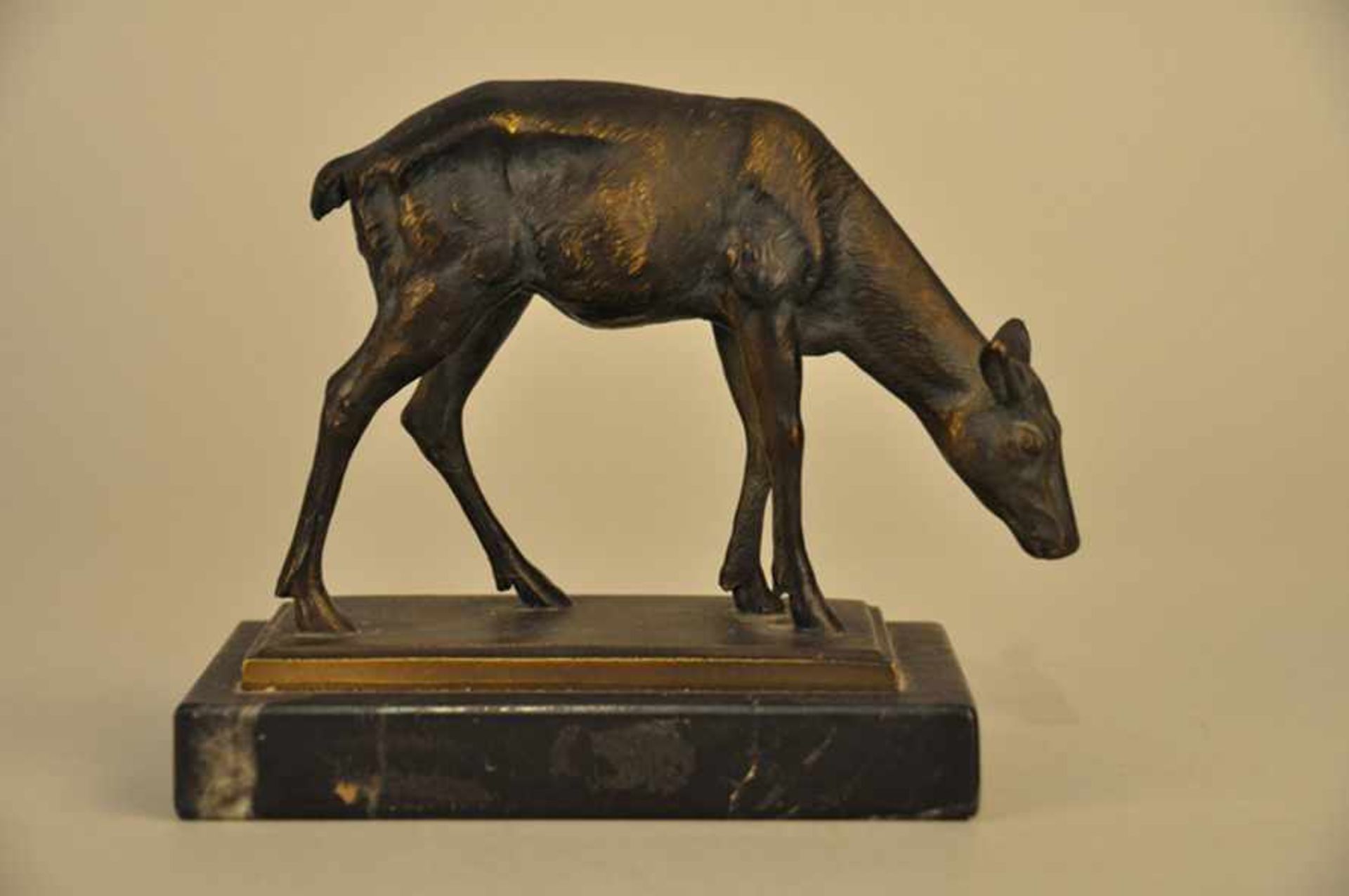 Äsendes Reh. Bronzefigur. Dunkel patiniert, 1950er Jahre. Höhe ca. 12 cm, Stand 13 x 7,5 cm.