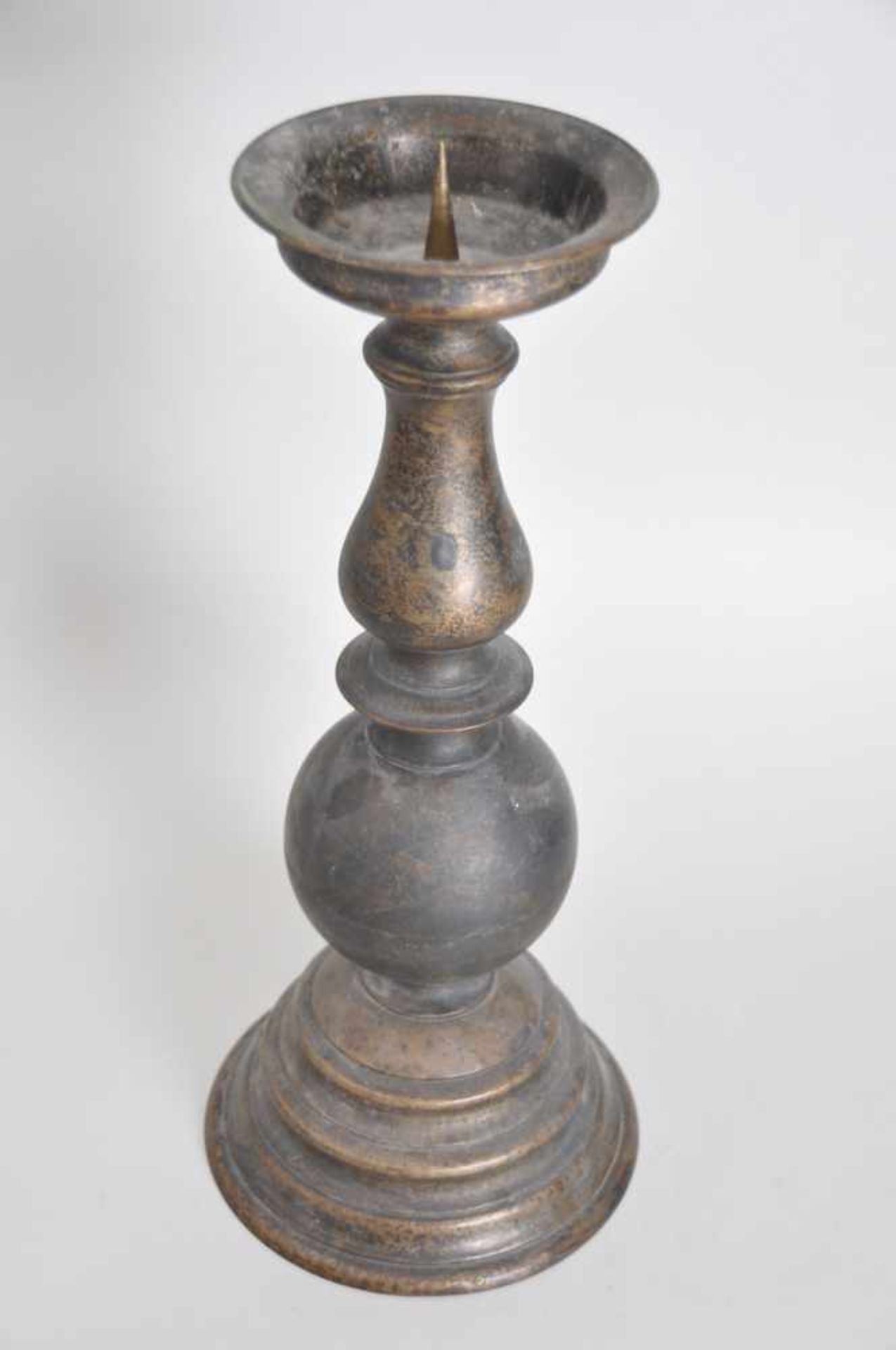 Schwerer Bronzeleuchter für Stumpenkerze. Bronze, dunkel patiniert, 1950er Jahre. Höhe ca. 50 cm, - Image 3 of 5