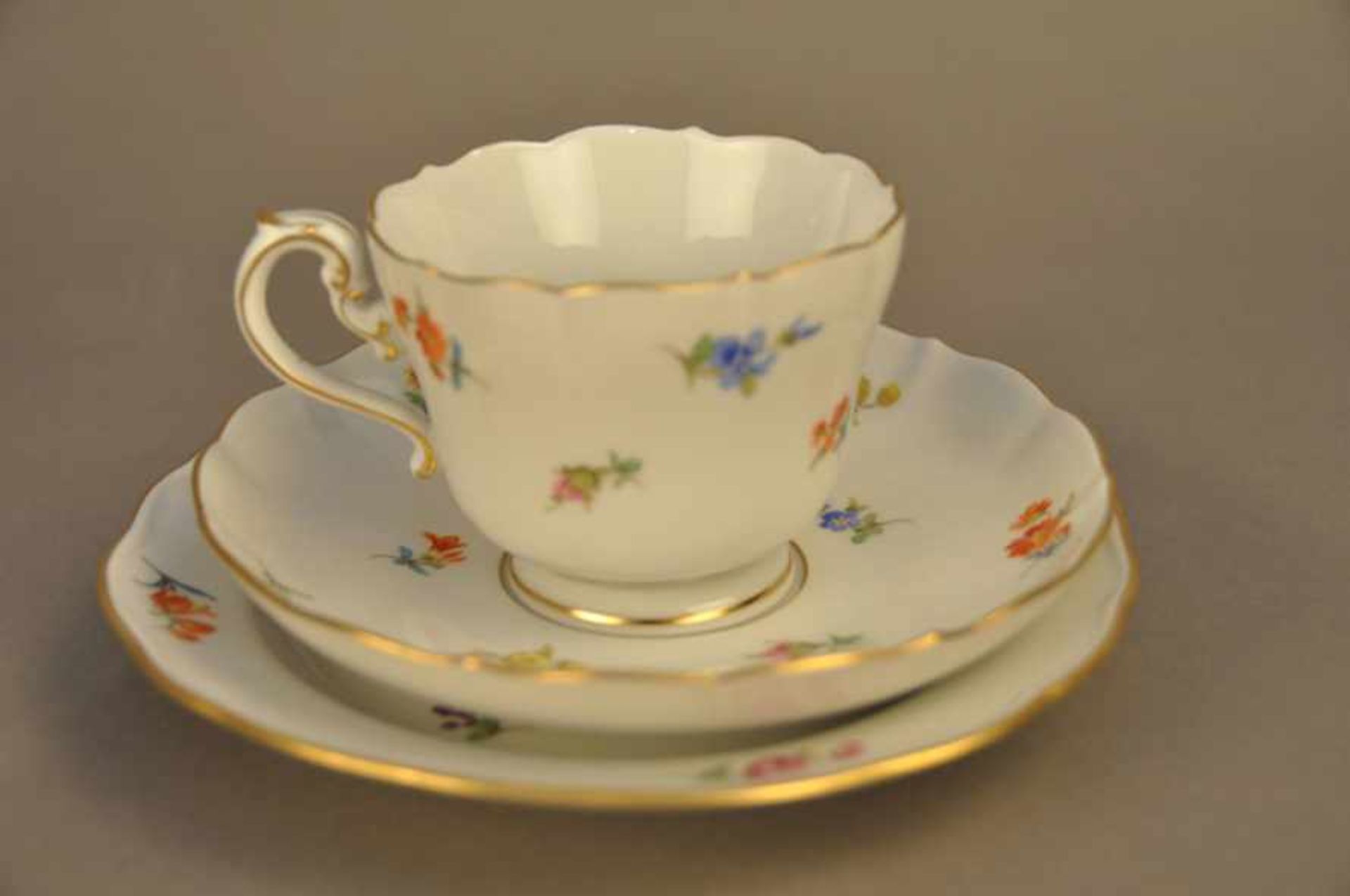 3-teiliges Gedeck. Meissen. Dekor Streublümchen. Schwertermarke, verschiedene Qualitäten.