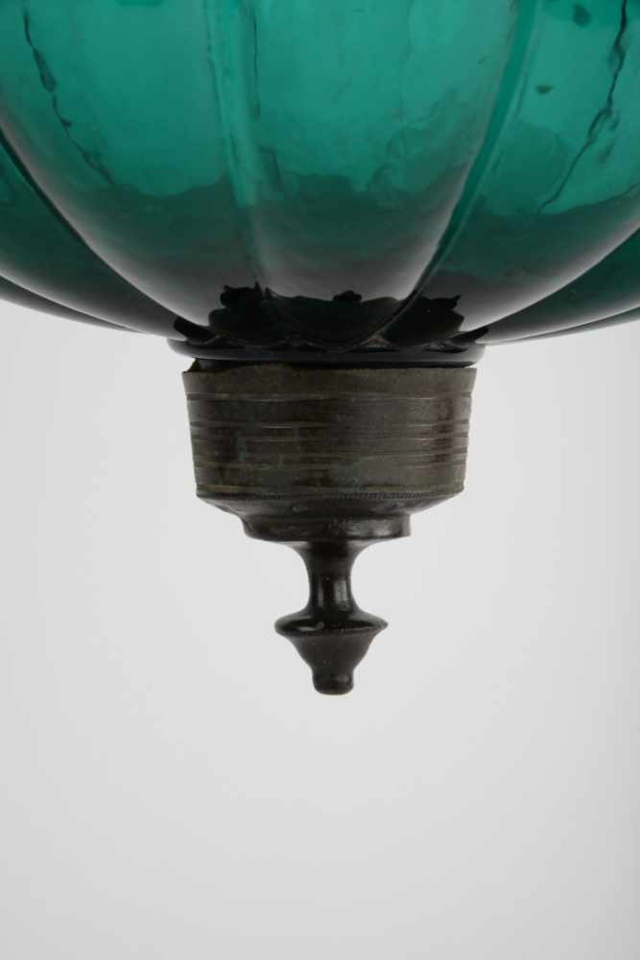 Paarige Ampellampen, asiatische Montierung. Gerippter Korpus, einmal klares Glas und einmal grünes - Image 9 of 15