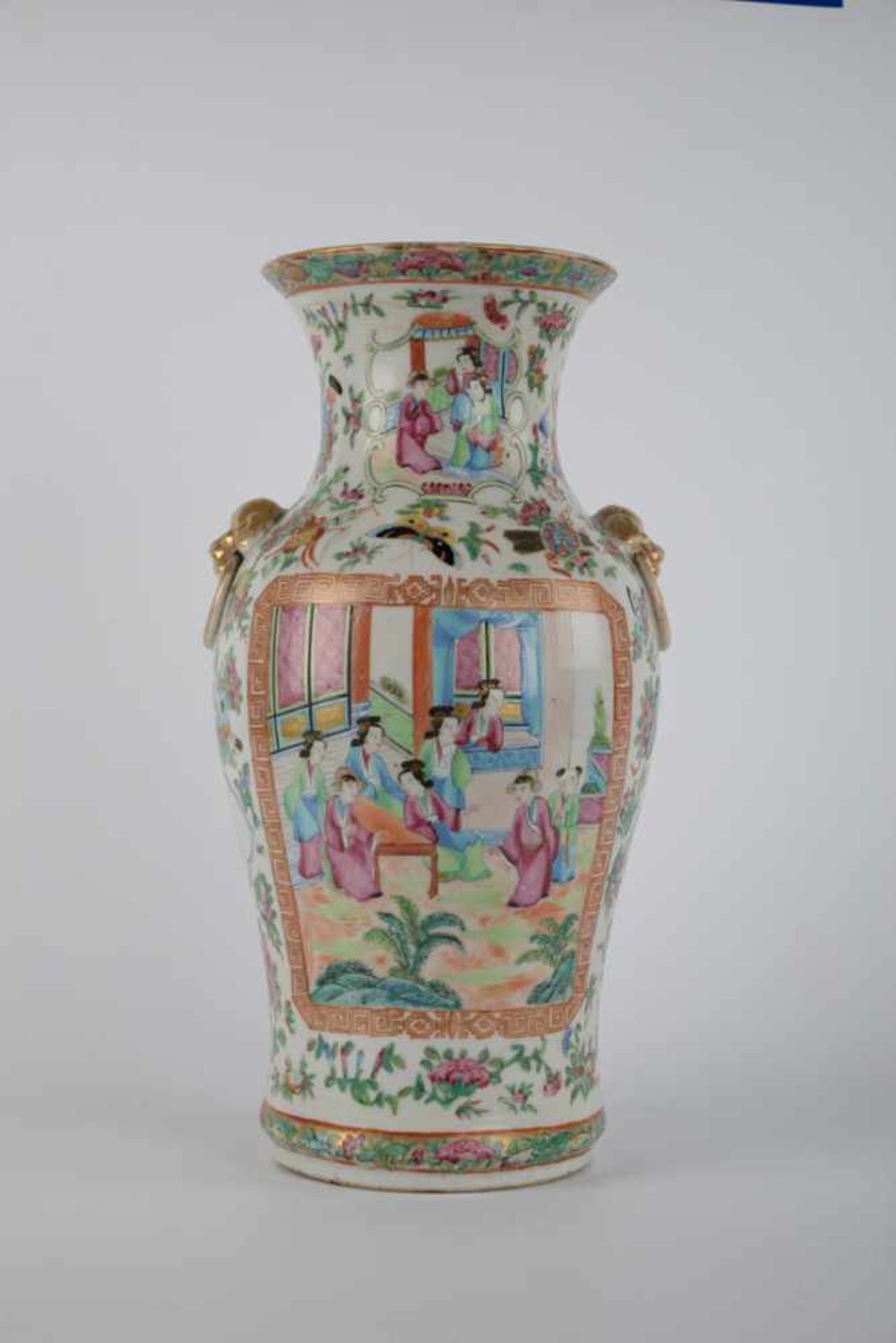 Wucai-Vase. Qing-Dynastie. Traditionelle Vase mit Palastszenen, Blumen und Insektendekor - Bild 11 aus 15