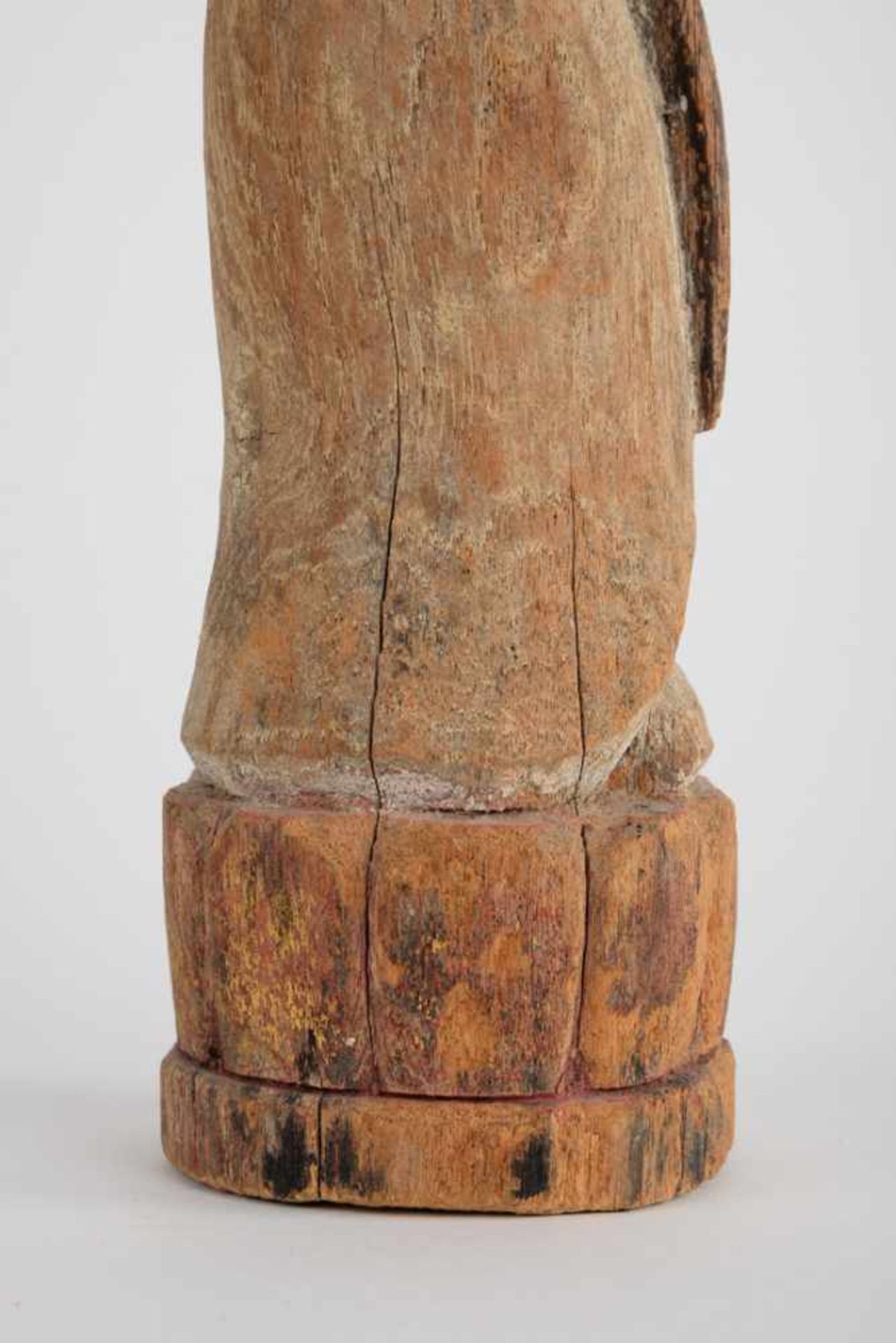 Weibliche Figur, Asien. Weibliche Figur auf stilisiertem Lotussockel, 20. Jahrhundert, Holz. Höhe - Image 10 of 15