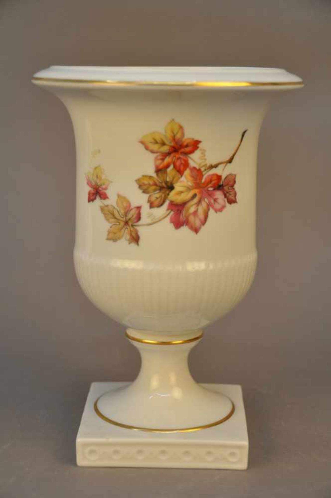 Kratervase / Amphorenvase. Fürstenberg. Herbstlaubdekor mit zartem Goldband. Höhe ca. 21,5 cm, Stand