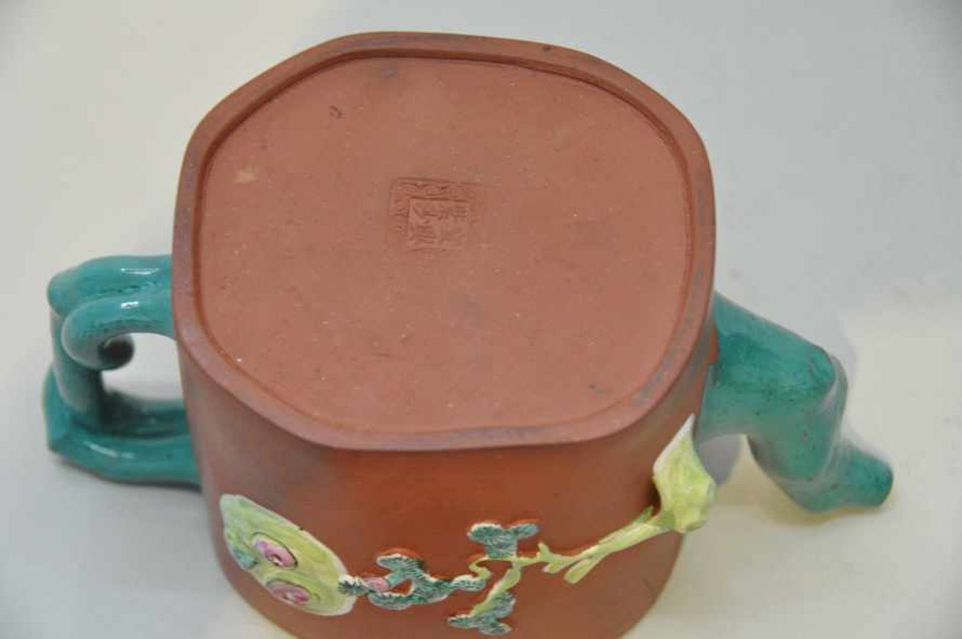 Yixing-Teekanne, gemarkt. Plastischer Prunus-Dekor, vegetabil geformte Elemente. Ausguss perforiert, - Bild 4 aus 7