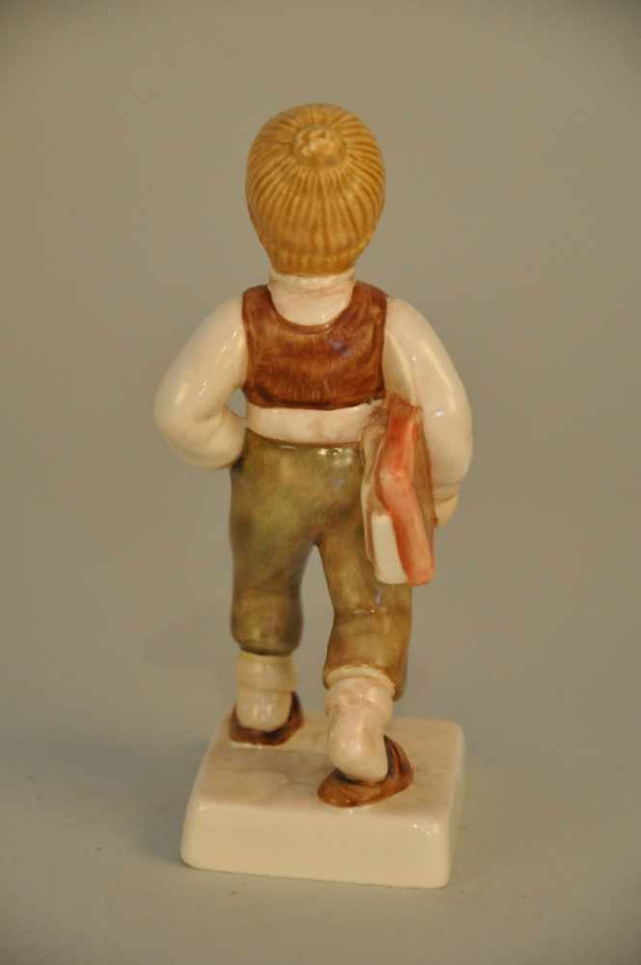 Junger Schulgänger. Porzellanfigur. Goebel 1984. Höhe ca. 14 cm, Stand 8 x 5,5 cm. - Bild 2 aus 7