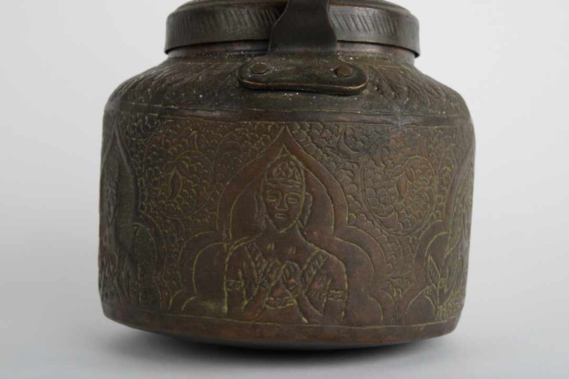 Teekessel. Asien / Indien. Bronze, umlaufend mit traditionellem Asia-Dekor graviert. Maße ca. 19 x - Image 4 of 21