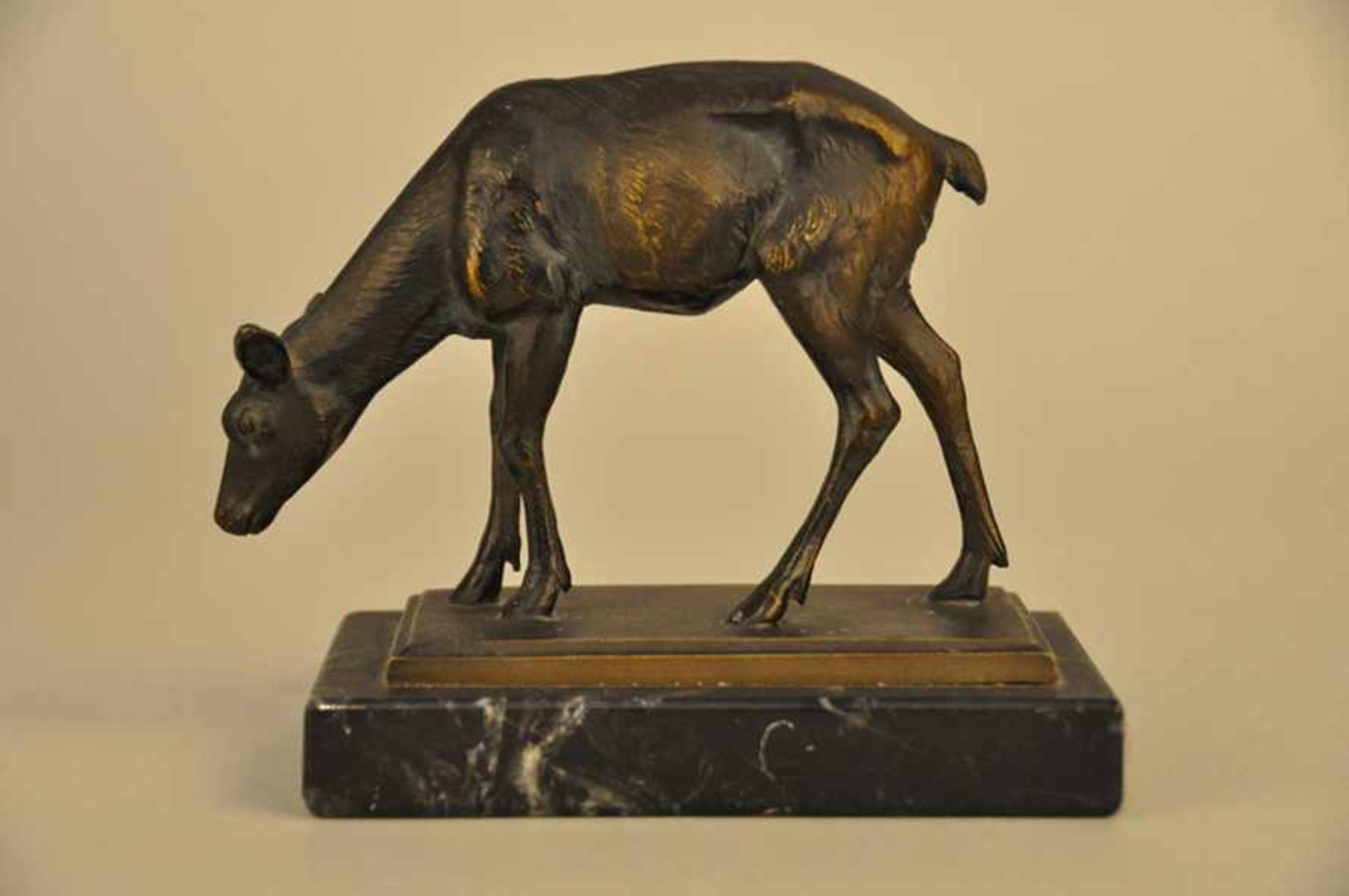 Äsendes Reh. Bronzefigur. Dunkel patiniert, 1950er Jahre. Höhe ca. 12 cm, Stand 13 x 7,5 cm. - Image 4 of 5