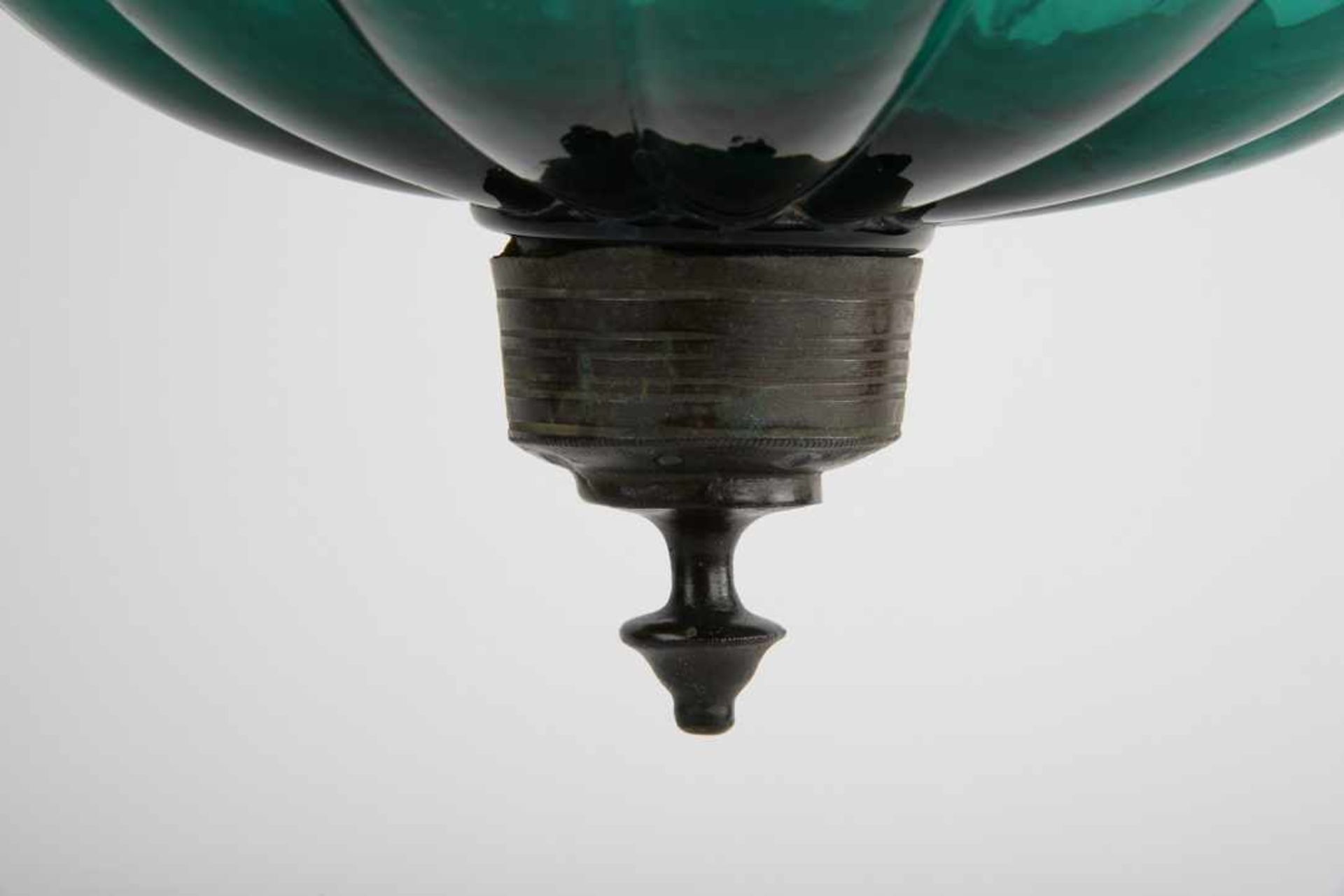 Paarige Ampellampen, asiatische Montierung. Gerippter Korpus, einmal klares Glas und einmal grünes - Image 4 of 15