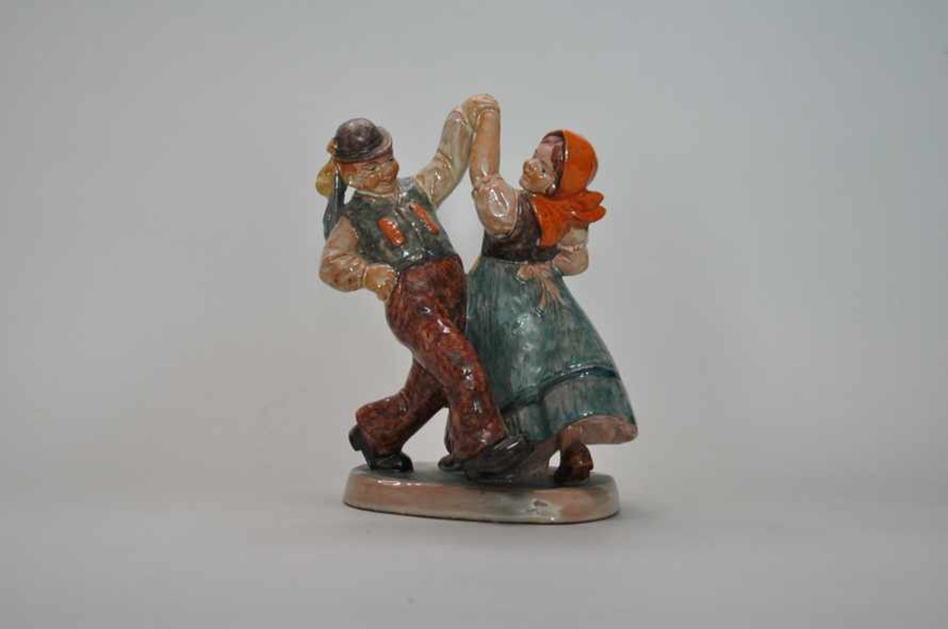 Figuren-Gruppe Tanzendes Paar ungemarkt. Um 1950. Deutschland. Keramik. Polychrome Malerei. Höhe: 22