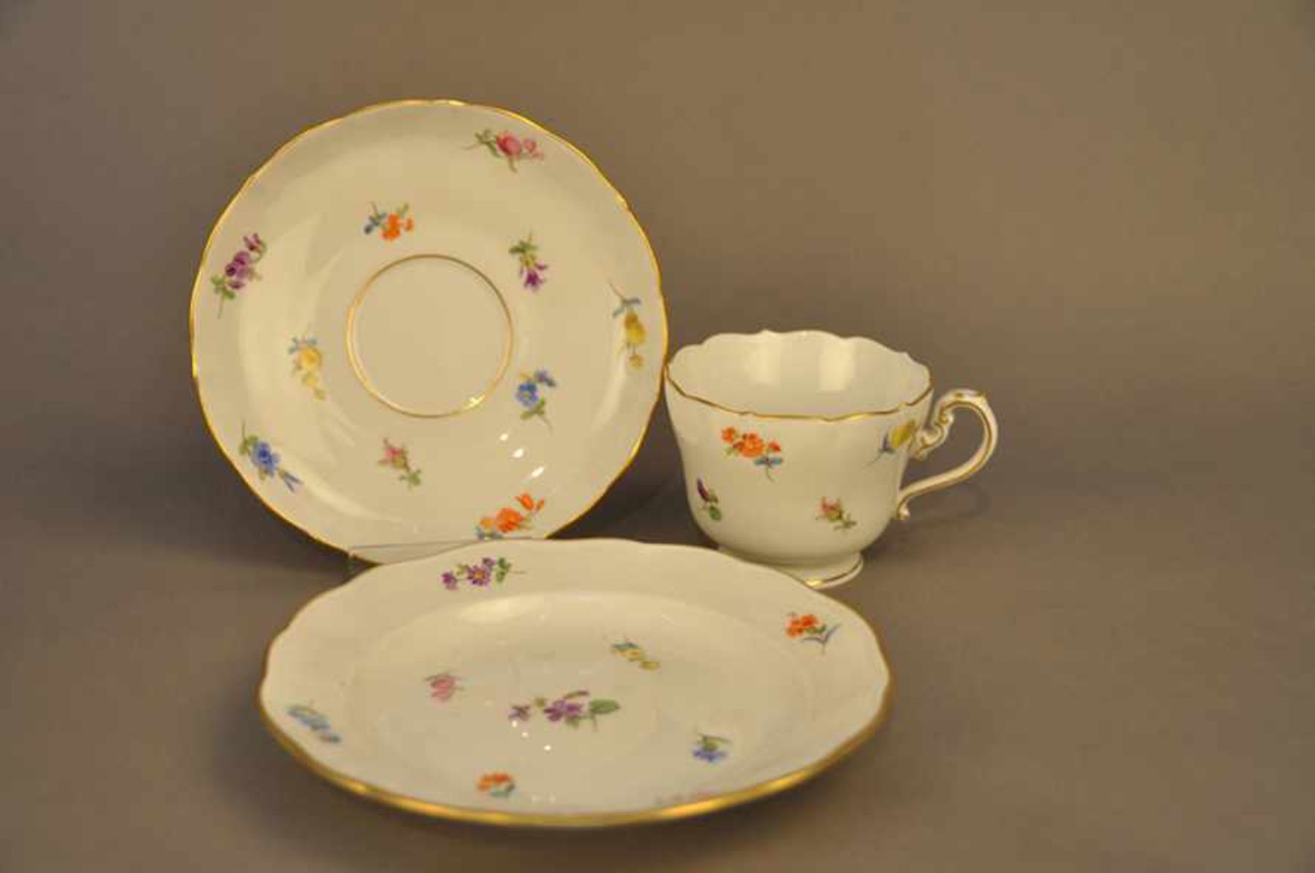 3-teiliges Gedeck. Meissen. Dekor Streublümchen. Schwertermarke, verschiedene Qualitäten. - Image 3 of 7