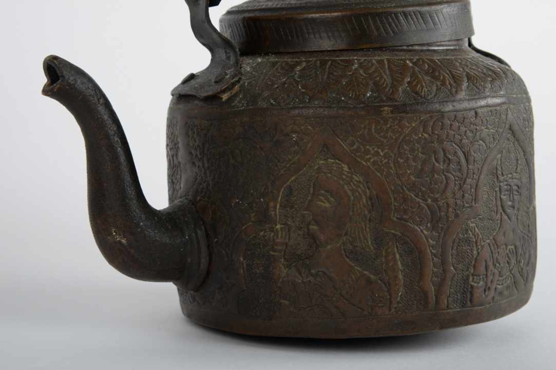 Teekessel. Asien / Indien. Bronze, umlaufend mit traditionellem Asia-Dekor graviert. Maße ca. 19 x - Image 9 of 21