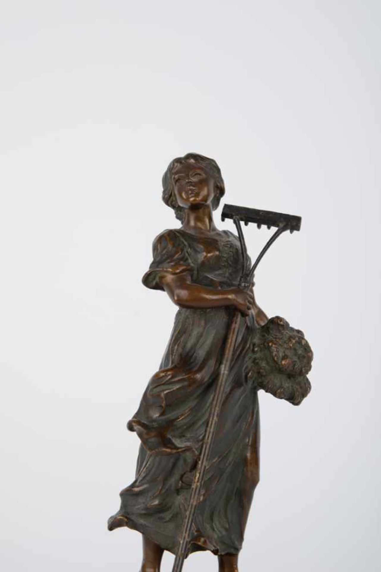 Junge Frau mit Erntegut. Allegorische Kleinbronze. Paolo Ferrari (19./20. Jahrhundert). Vollguss auf - Bild 7 aus 7