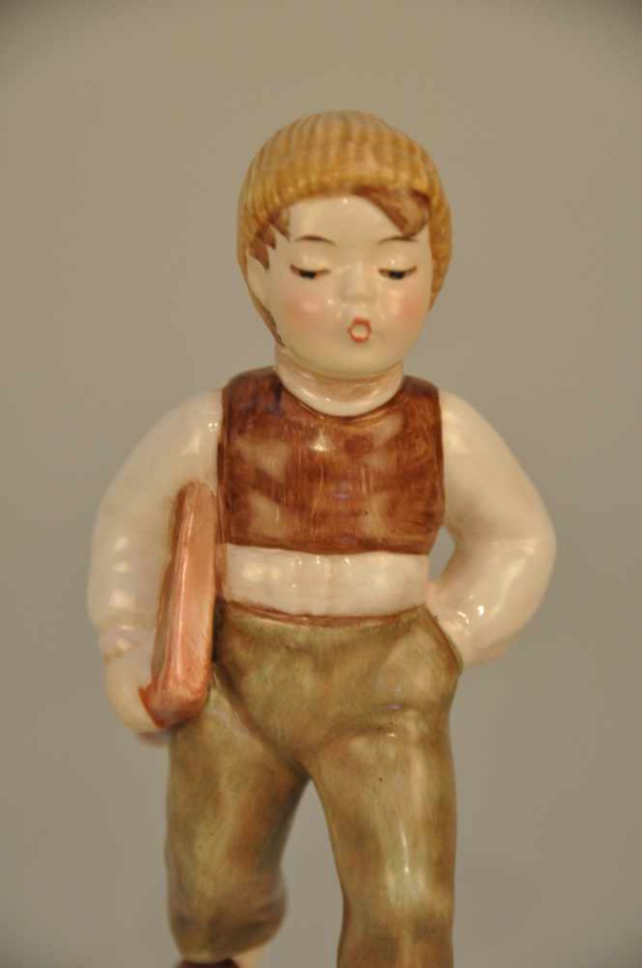 Junger Schulgänger. Porzellanfigur. Goebel 1984. Höhe ca. 14 cm, Stand 8 x 5,5 cm. - Bild 3 aus 7