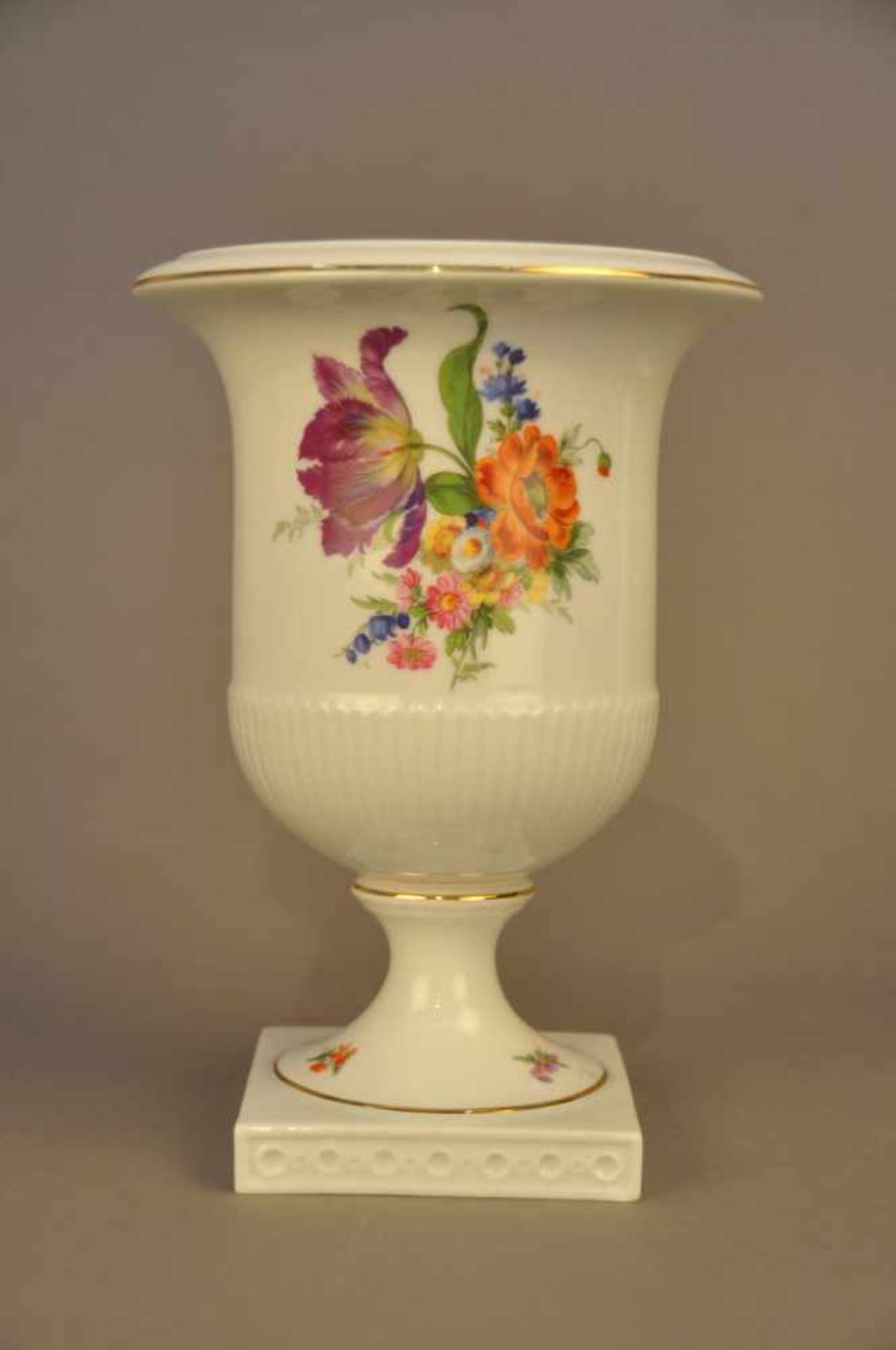 Kratervase / Amphorenvase. Fürstenberg. Blumendekor mit zartem Goldband. Höhe ca. 21,5 cm, Stand 9 x