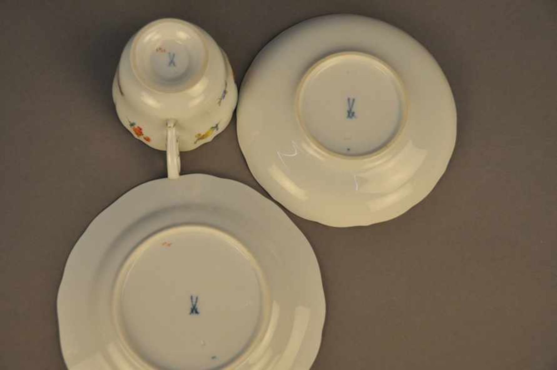 3-teiliges Gedeck. Meissen. Dekor Streublümchen. Schwertermarke, verschiedene Qualitäten. - Bild 7 aus 7