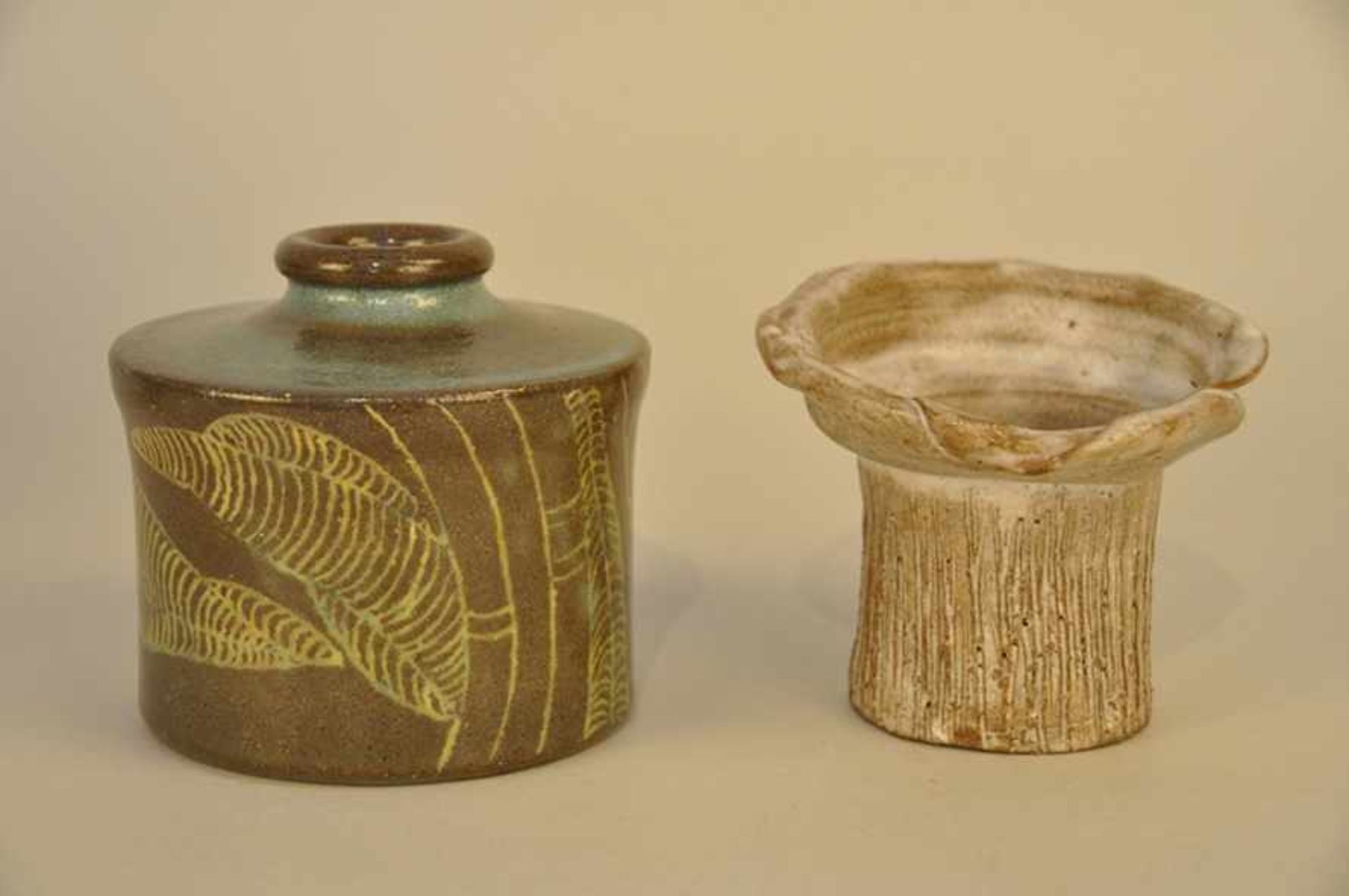 2 Studiokeramiken. Grüne Vase Werkhof Wechold. Maße ca. 11 x 11,5 cm und 10 x 12,5 cm.