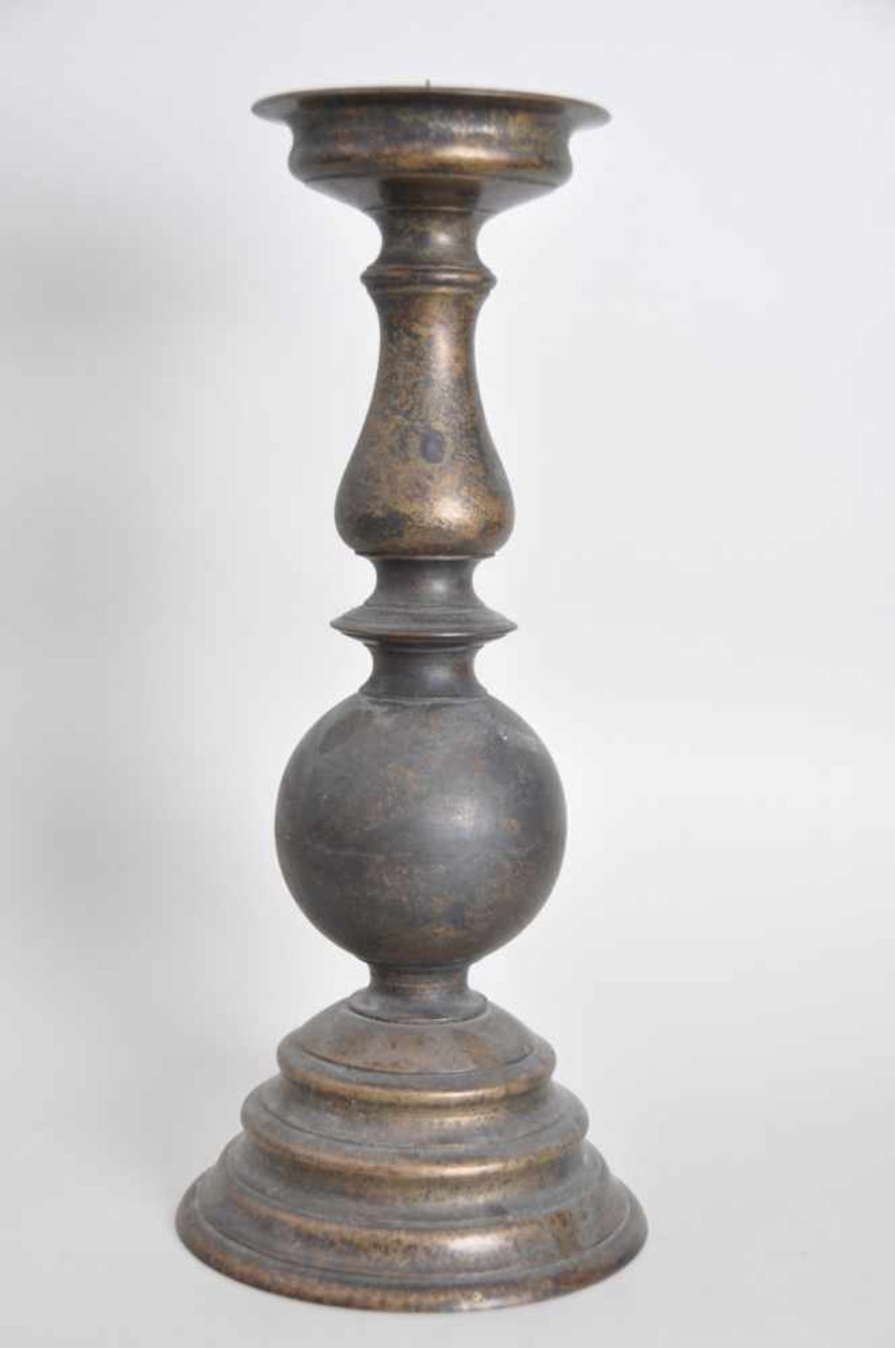 Schwerer Bronzeleuchter für Stumpenkerze. Bronze, dunkel patiniert, 1950er Jahre. Höhe ca. 50 cm,