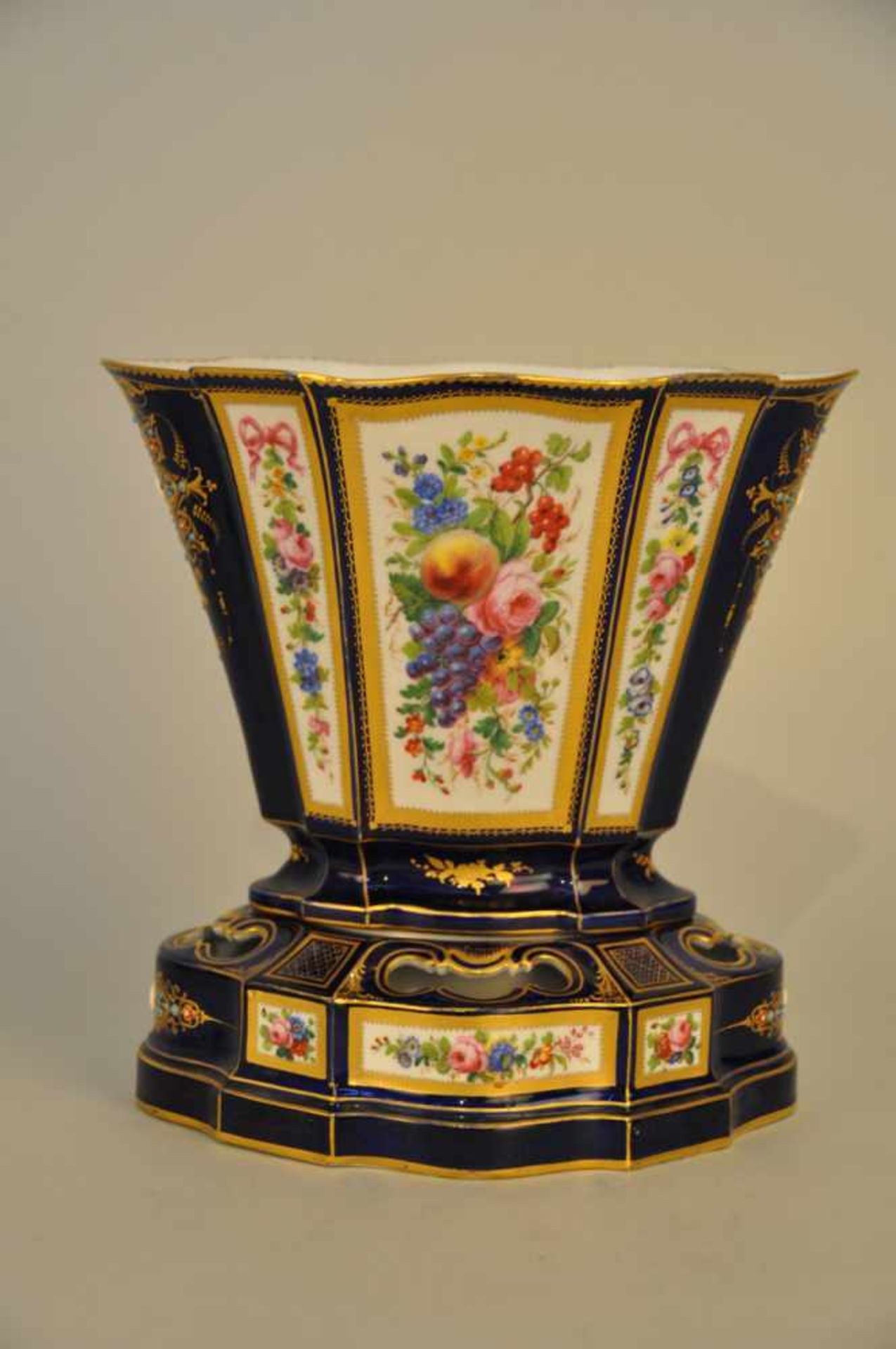 Ovale Blumenvase. Kobaltblau und Watteaumalerei. Sevres anmutende Marke mit Jahresbuchstabe C ( - Image 7 of 9