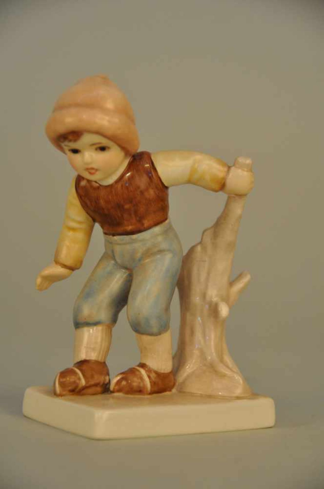 Junger Schlittschuhläufer. Goebel 1984. Höhe ca. 12,5 cm, Stand 8 x 5,5 cm.