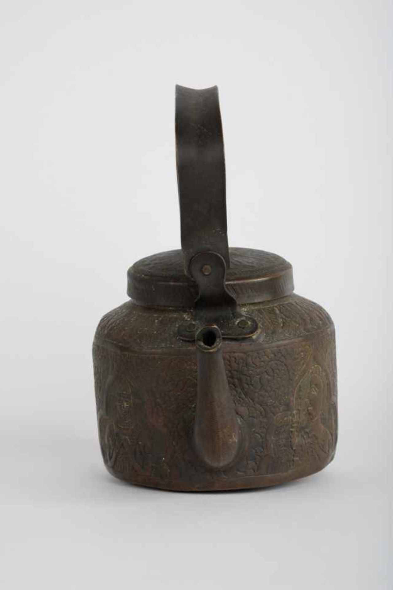 Teekessel. Asien / Indien. Bronze, umlaufend mit traditionellem Asia-Dekor graviert. Maße ca. 19 x - Image 11 of 21
