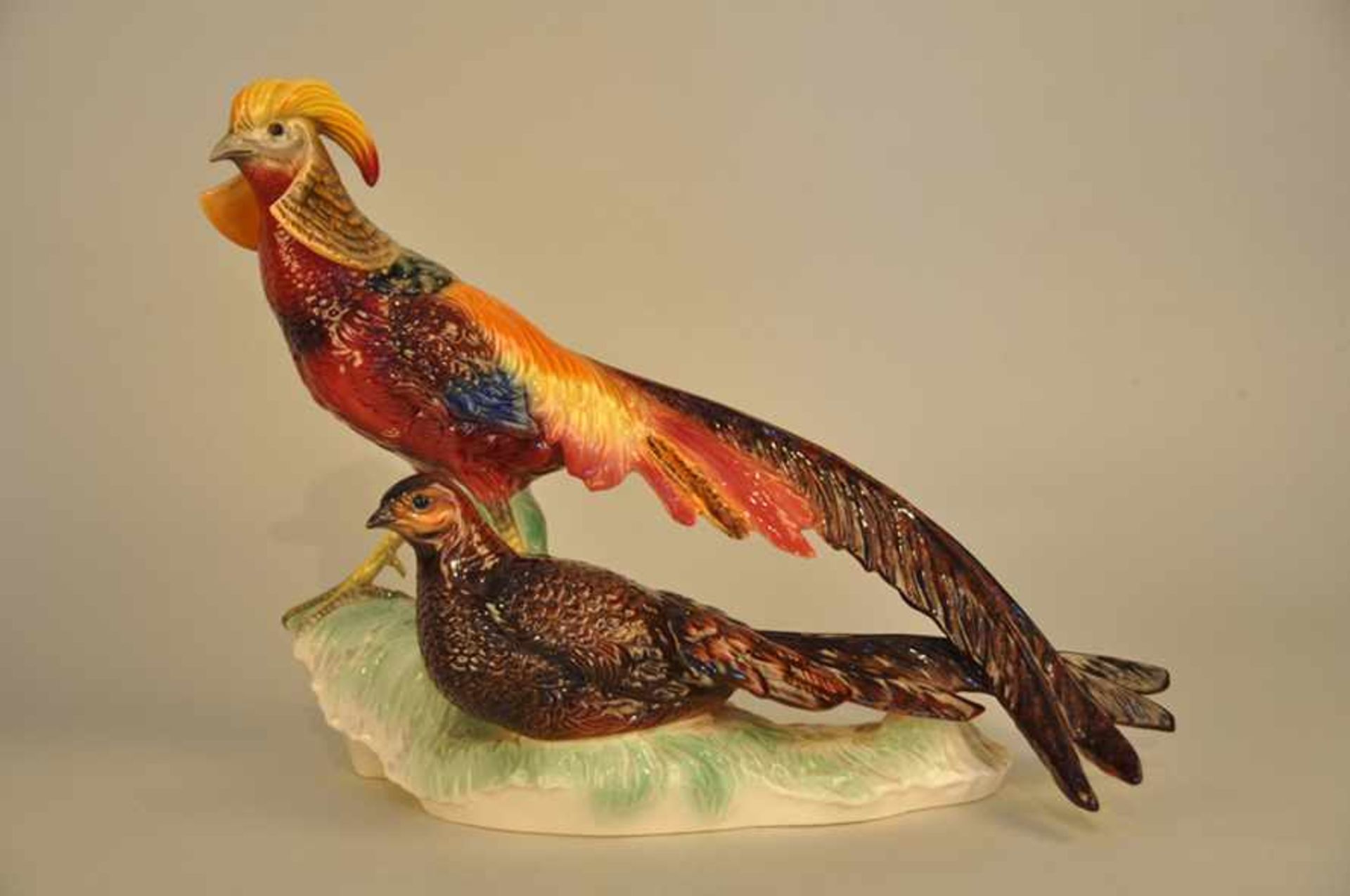 Fasanenpaar. Porzellanfigur, polychrome Bemalung. Cortendorf, 1950er Jahre. Länge ca. 42 cm, Höhe