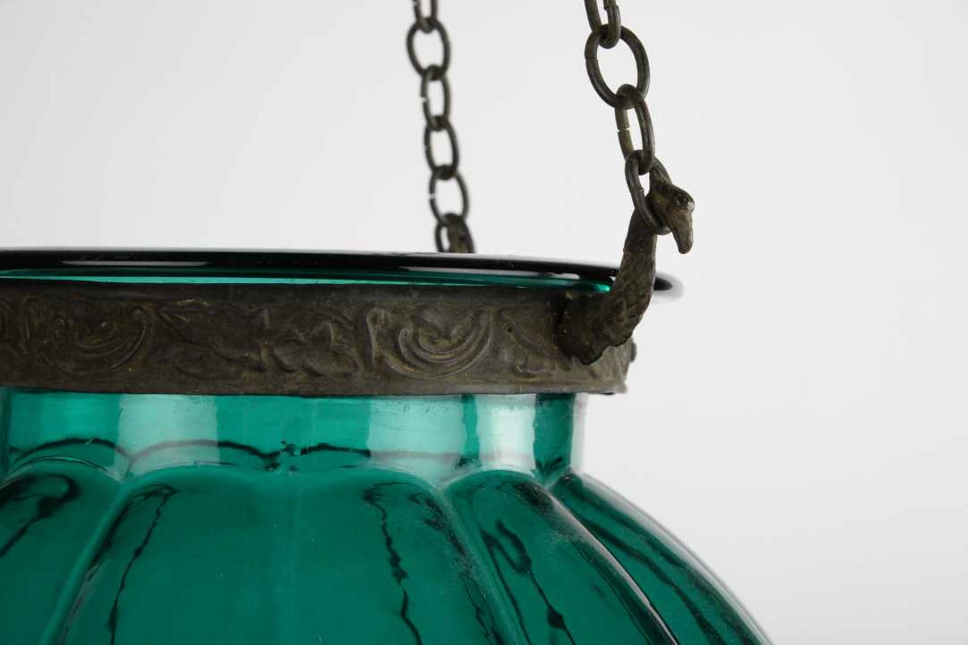 Paarige Ampellampen, asiatische Montierung. Gerippter Korpus, einmal klares Glas und einmal grünes - Image 2 of 15