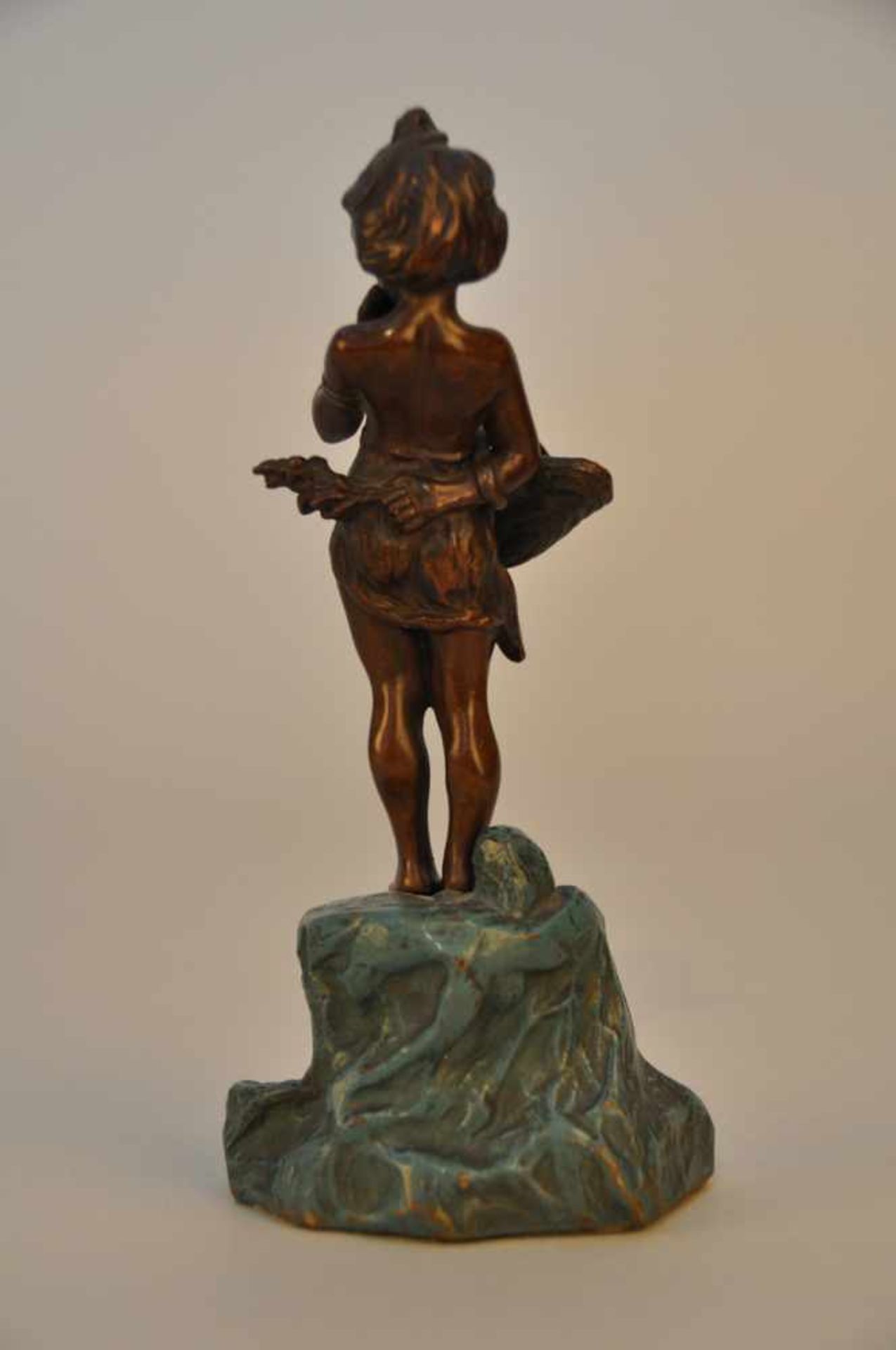 Junges Mädchen mit Blumenkorb. Bronzefigur.Massive Bronze auf kaltbemaltem Sockel, Datierung um - Bild 2 aus 5